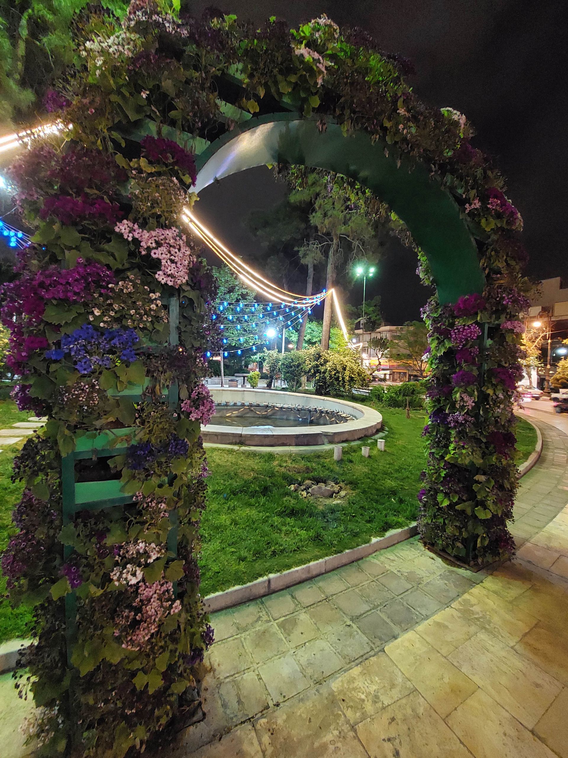 عکس نمونه دوربین اولتراواید گلکسی A72 در نور کم - ورودی میدان هفت حوض