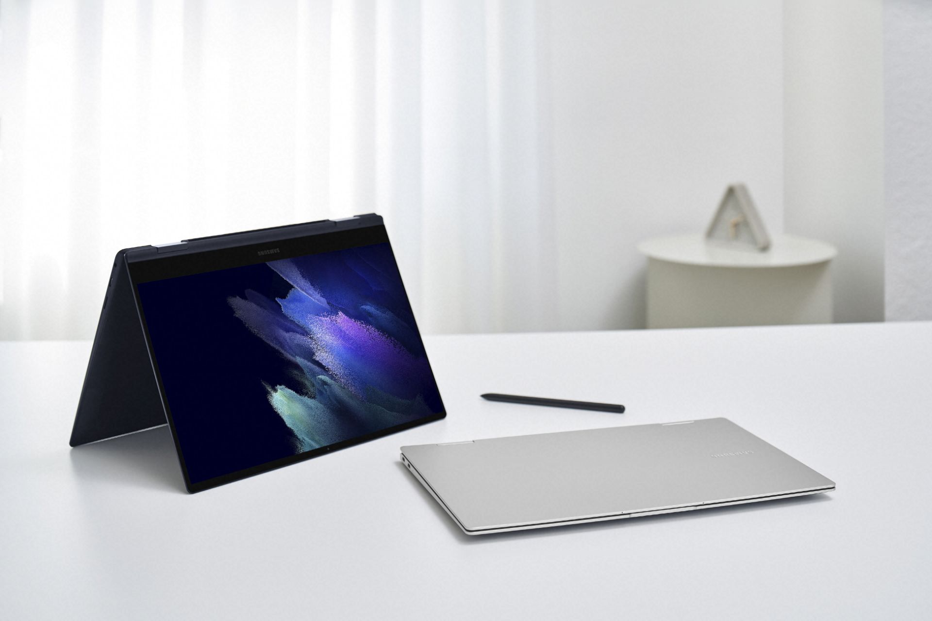 نمای جلو سامسونگ گلکسی بوک پرو 360 و قلم استایلوس
