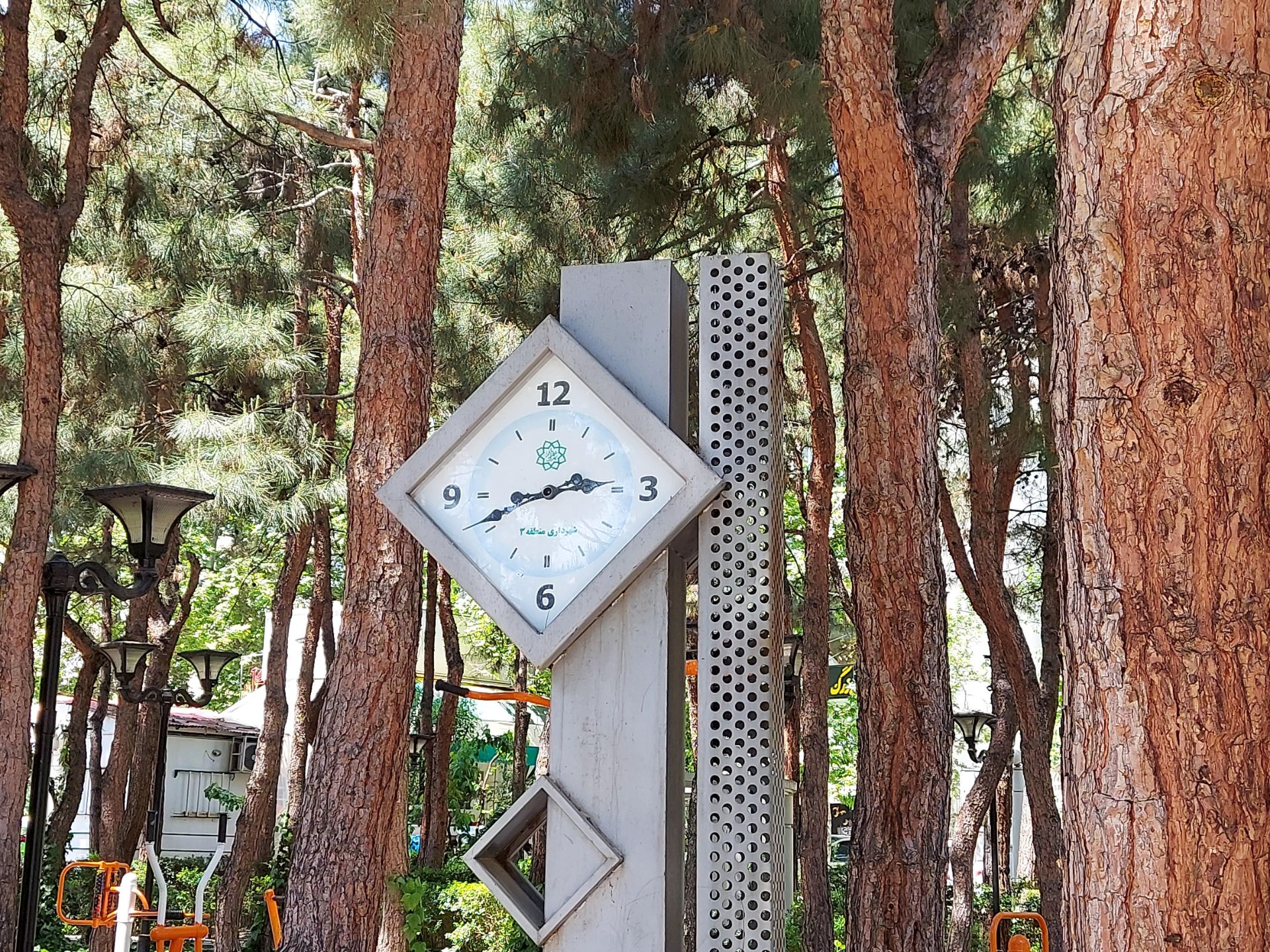 عکس نمونه با زوم ۲ برابری گلکسی M51 سامسونگ - ساعت در پارک صبا خیابان جردن