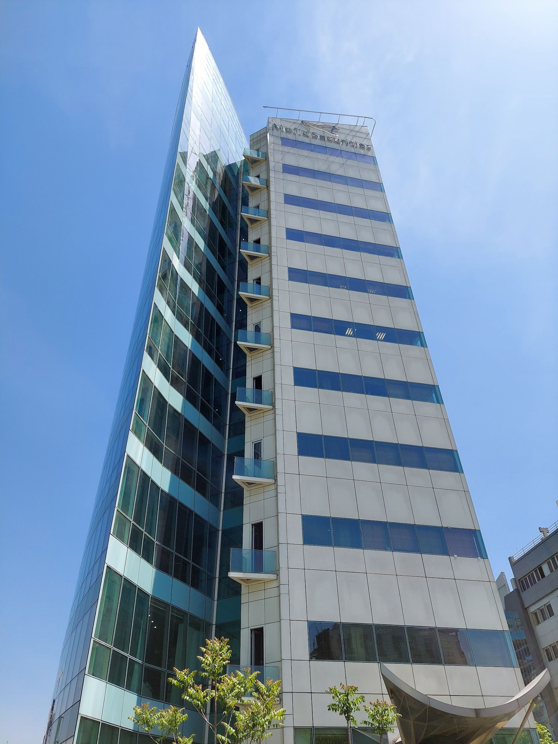 عکس نمونه دوربین واید گلکسی M51 سامسونگ در نور مناسب - ساختمان کارگزاری مفید خیابان دیدار