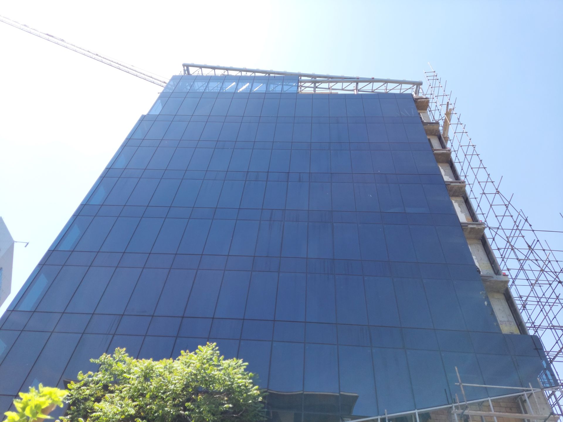 عکس نمونه دوربین واید گلکسی M51 سامسونگ در نور مناسب - ساختمان در حال ساخت و ساز در خیابان دیدار