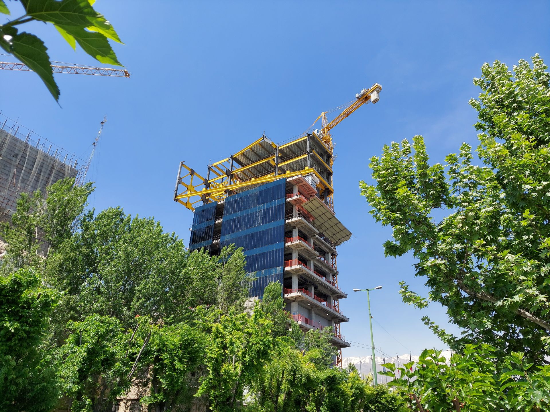 عکس نمونه دوربین واید گلکسی M51 سامسونگ در نور مناسب - ساختمان در حال ساخت و ساز در خیابان جردن