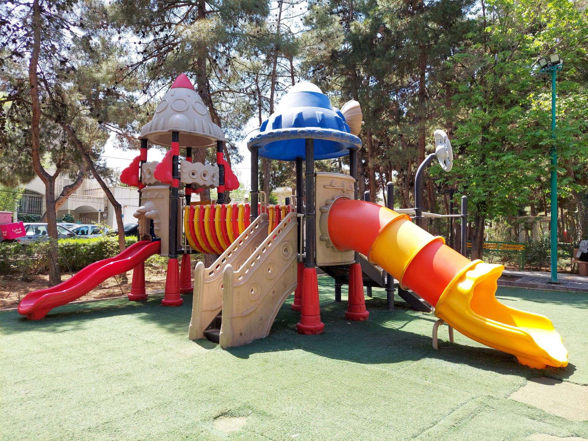 عکس نمونه دوربین واید گلکسی M51 سامسونگ در نور مناسب - زمین بازی کودک در پارک صبا خیابان جردن