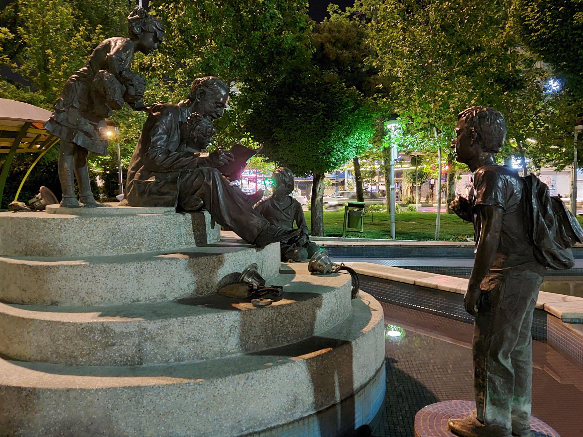 عکس نمونه دوربین واید گلکسی M51 سامسونگ در نور کم - مجسمه هایی در میدان هفت حوض