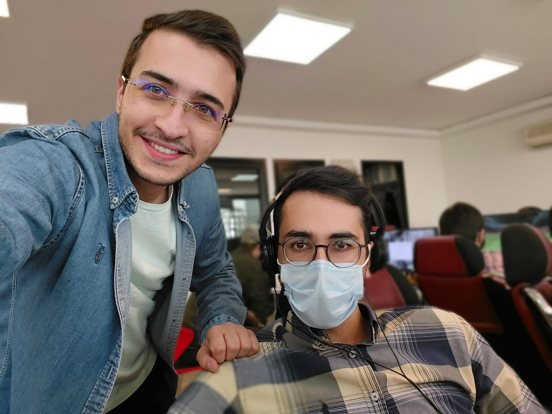 عکس نمونه سلفی گلکسی M51 سامسونگ - کیوان هندی و صدرا مخملی از زومیت