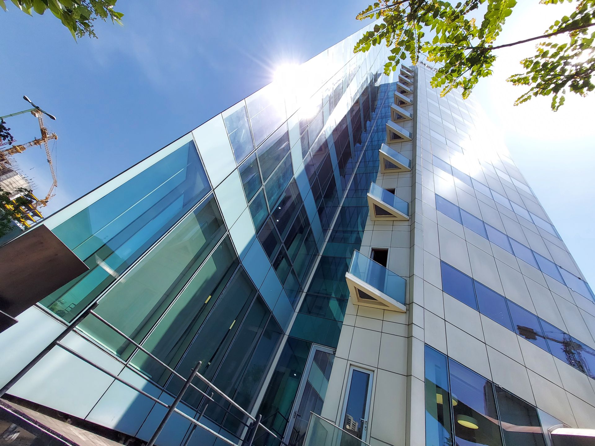 عکس نمونه دوربین اولتراواید گلکسی M51 سامسونگ در نور مناسب - ساختمان کارگزاری مفید