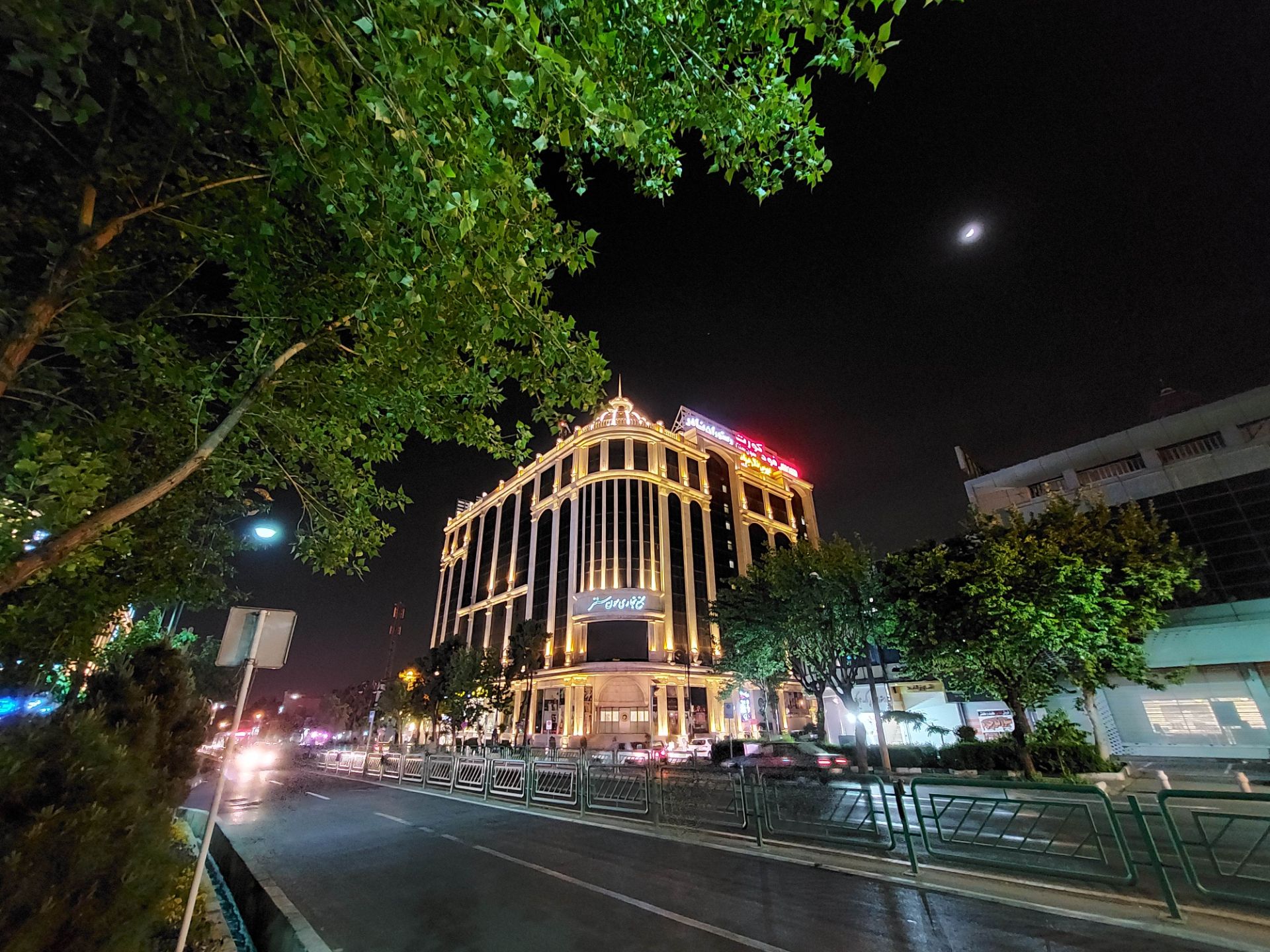 عکس نمونه دوربین اولتراواید گلکسی M51 سامسونگ در نور کم - ساختمان سون سنتر میدان هفت حوض