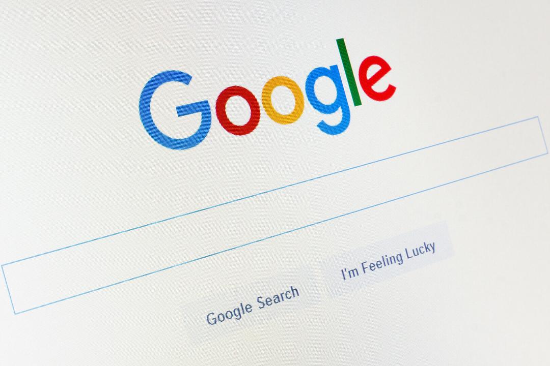 صفحه اصلی موتور جستجو گوگل / Google Search روی مانیتور از زاویه کناری