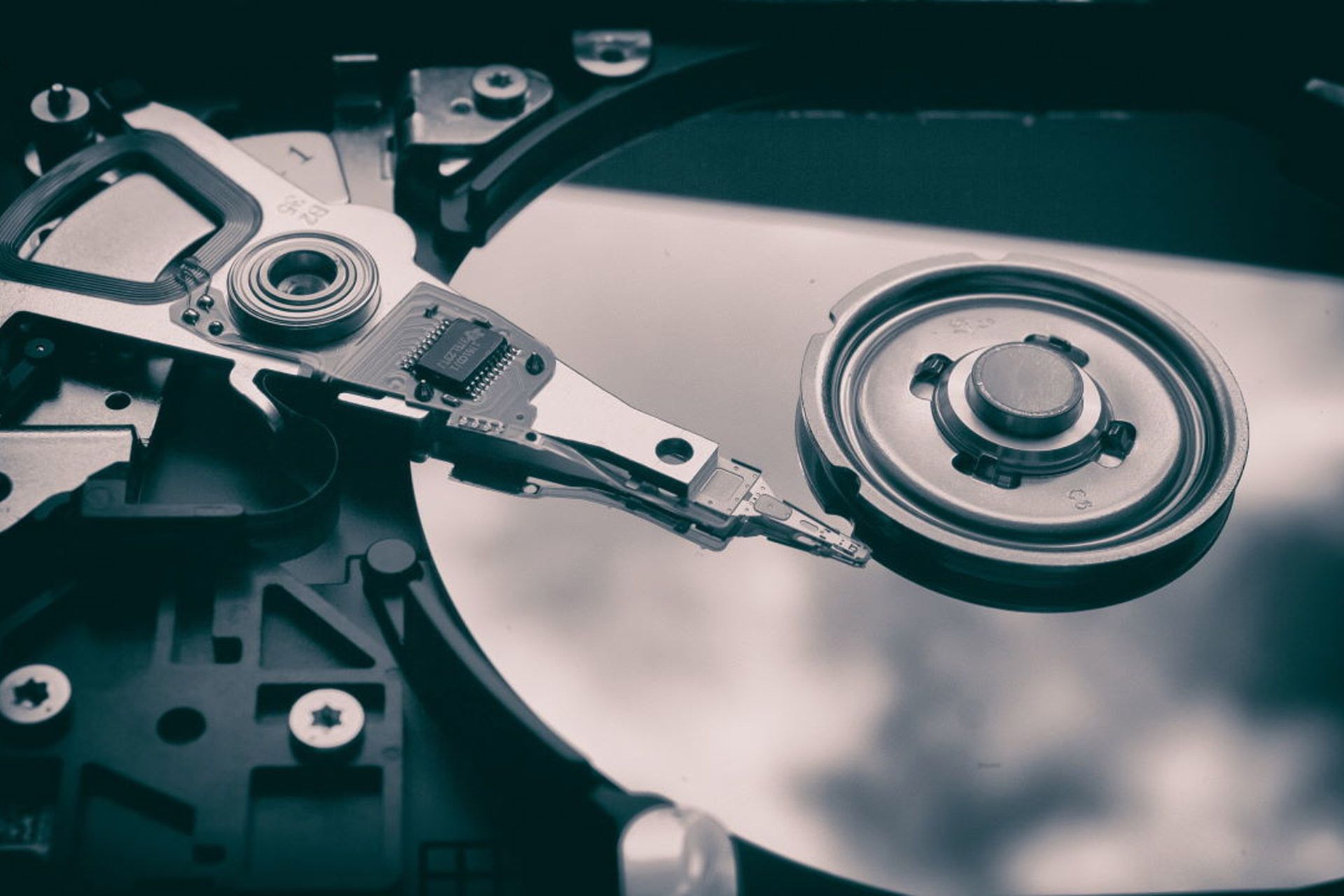 قطعات داخلی هارد درایو HDD از نمای نزدیک