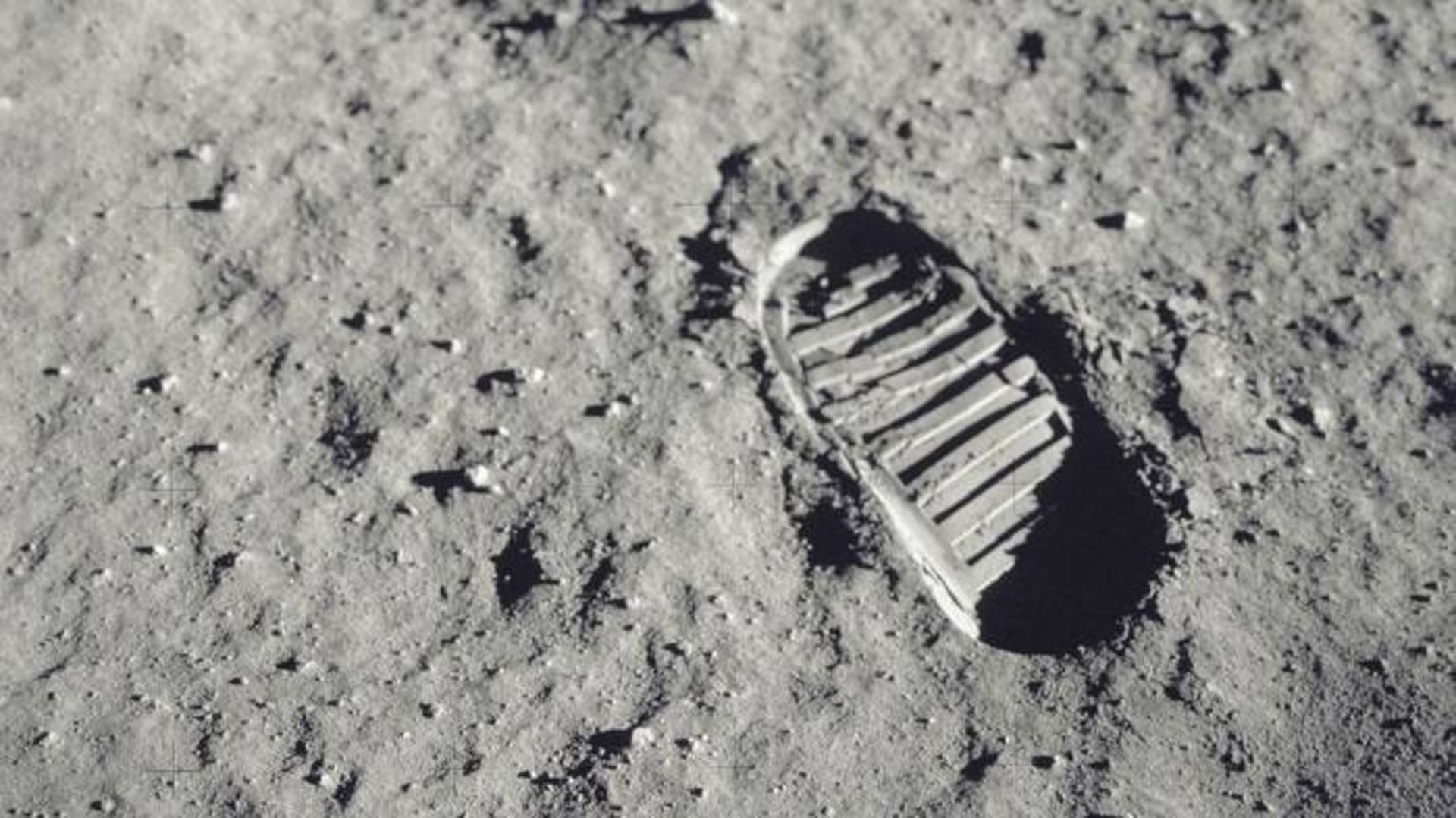 جای پای انسان روی سطح ماه