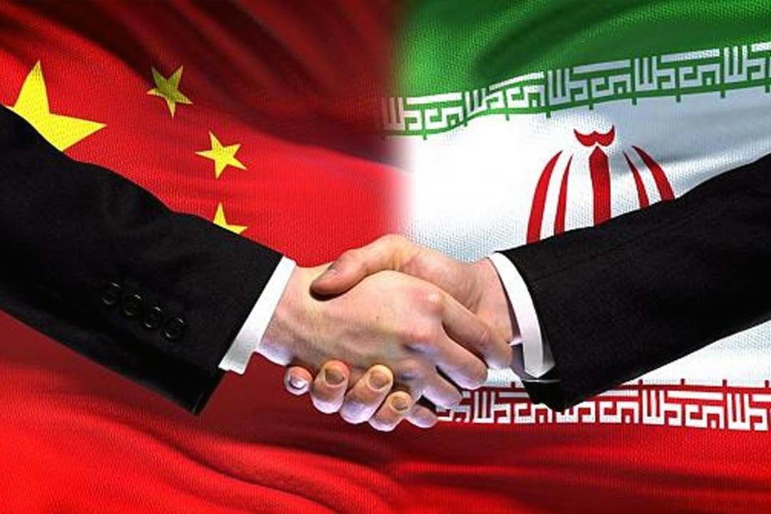 همکاری ایران و چین / دست دادن طرفین روی پرچم ایران و چین