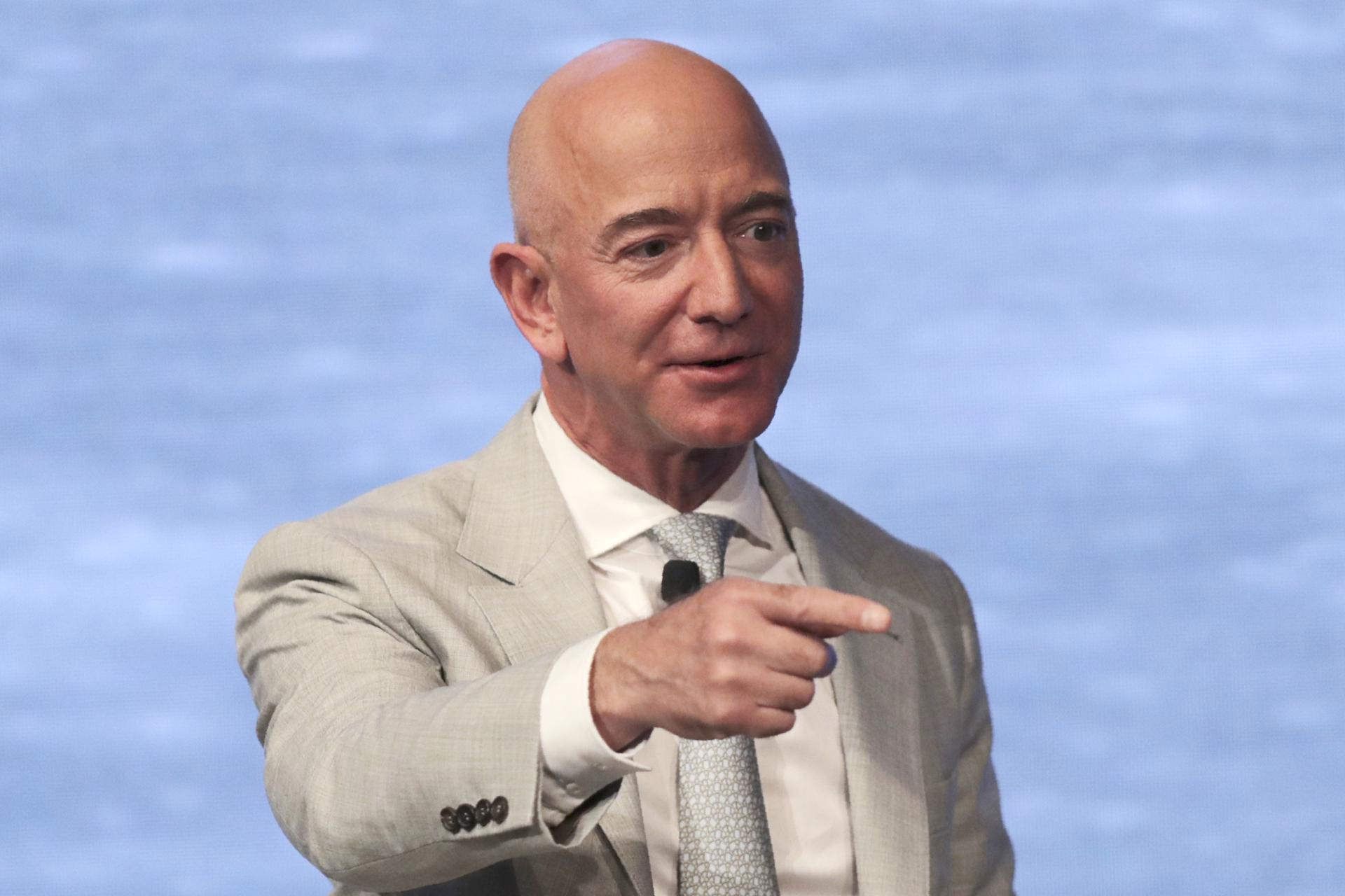 جف بیزوس / Jeff Bezos مدیرعامل آمازون در کت شلوار سفید مشغول سخنرانی