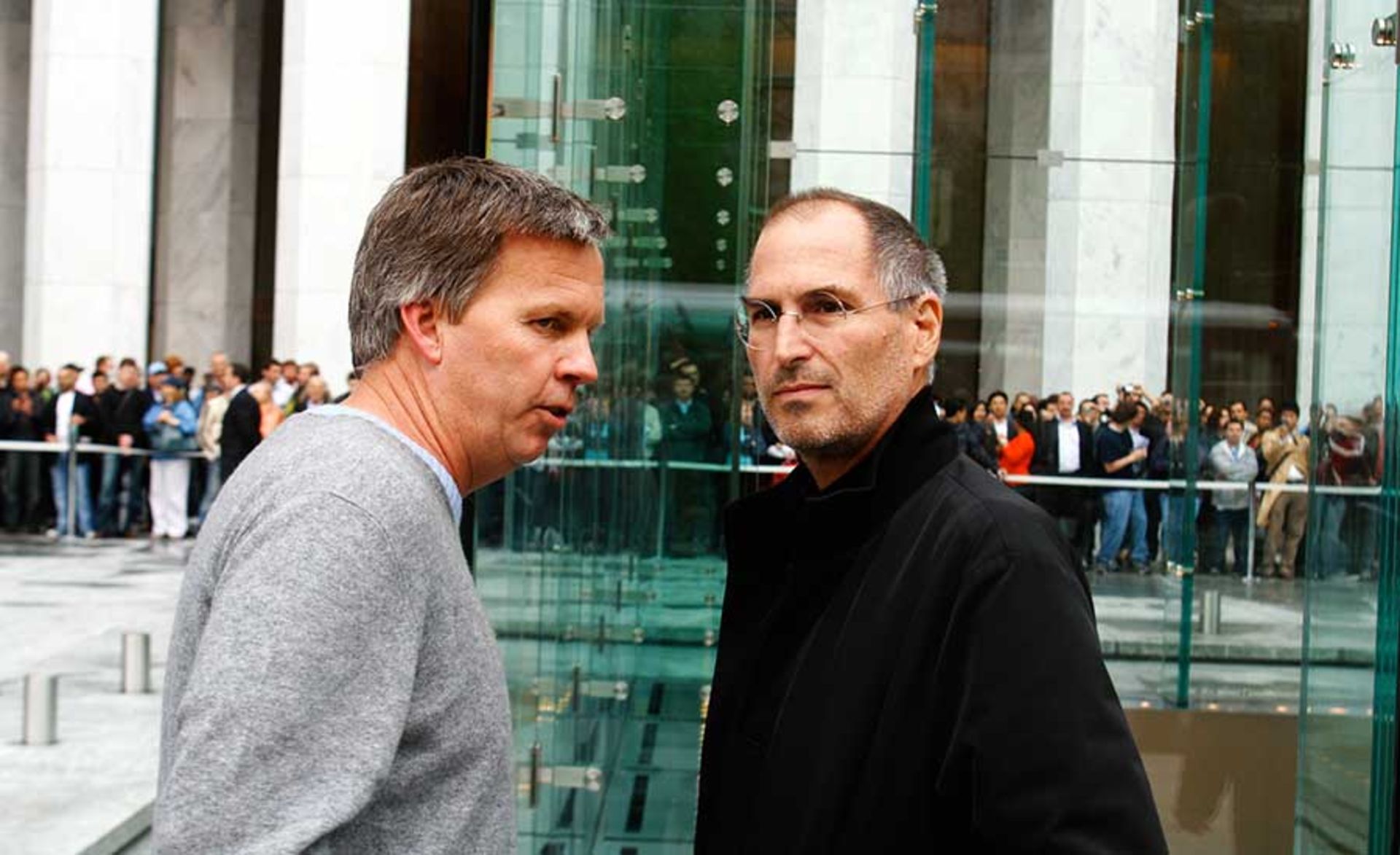 استیو جابز و ران جانسون بیرون فروشگاه اپل