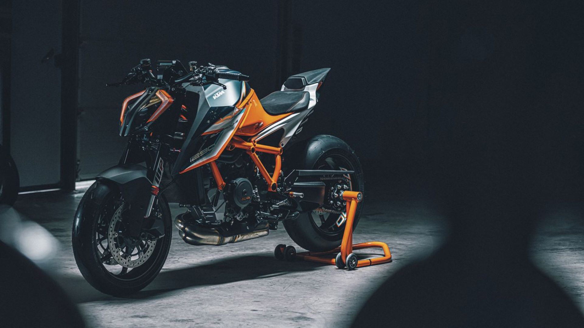 نمای سه چهارم جلو موتورسیکلت کی تی ام 1290 سوپر دیوک آر آر / KTM 1290 Super Duke RR نارنجی رنگ