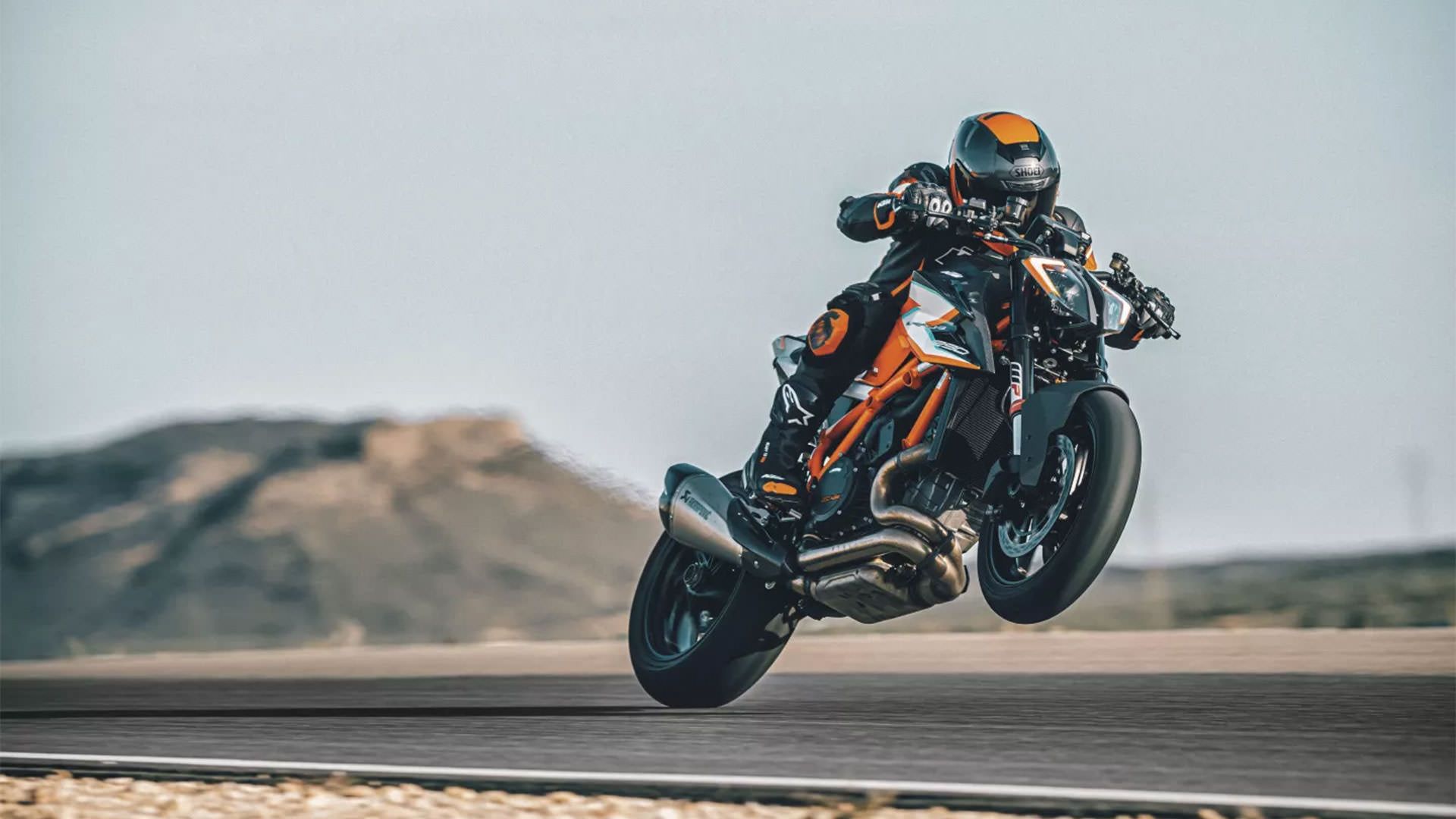 نمای جلو موتورسیکلت کی تی ام 1290 سوپر دیوک آر آر / KTM 1290 Super Duke RR نارنجی رنگ در جاده