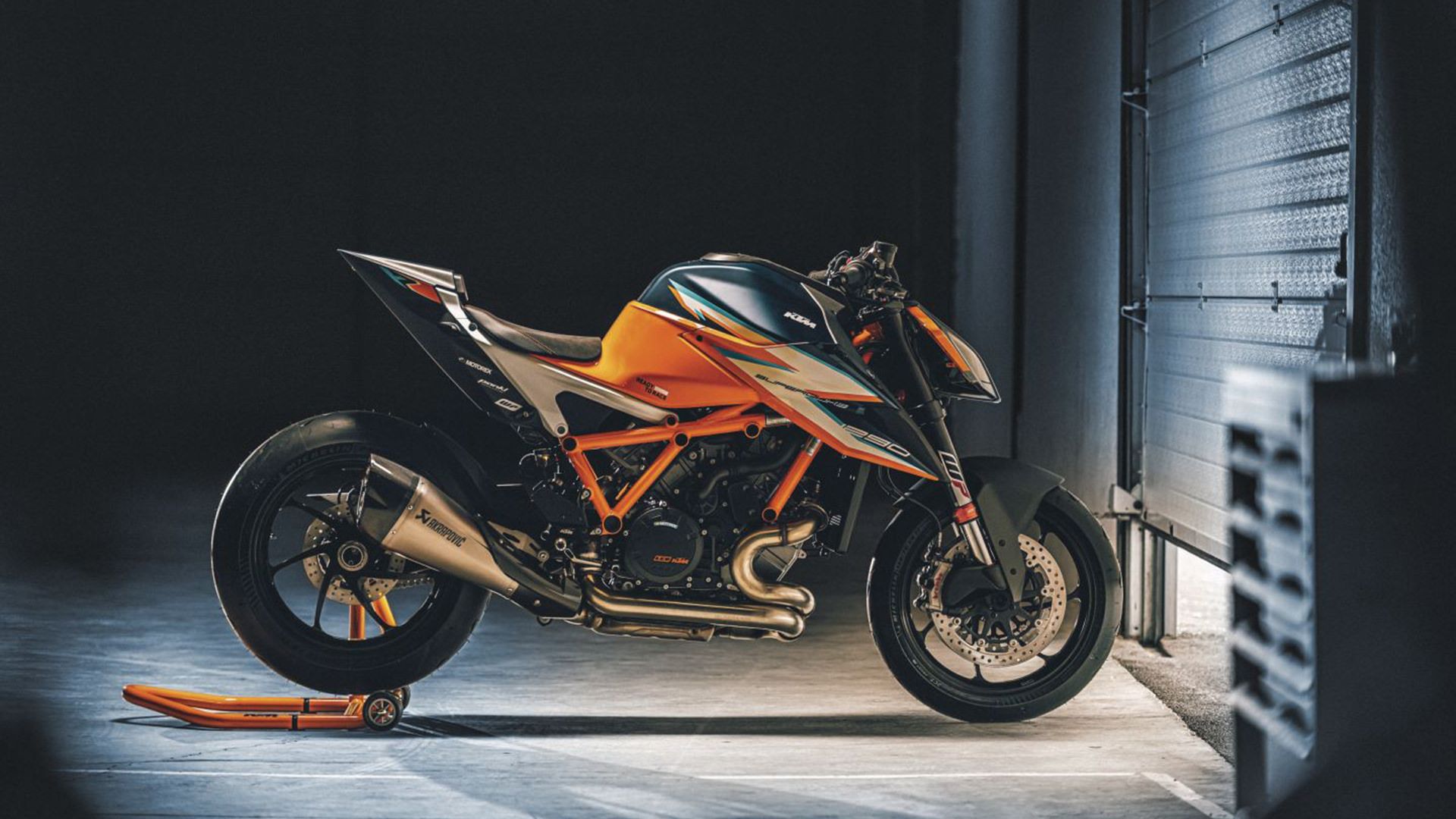 موتورسیکلت کی تی ام 1290 سوپر دیوک آر آر / KTM 1290 Super Duke RR نارنجی رنگ در پارکینگ