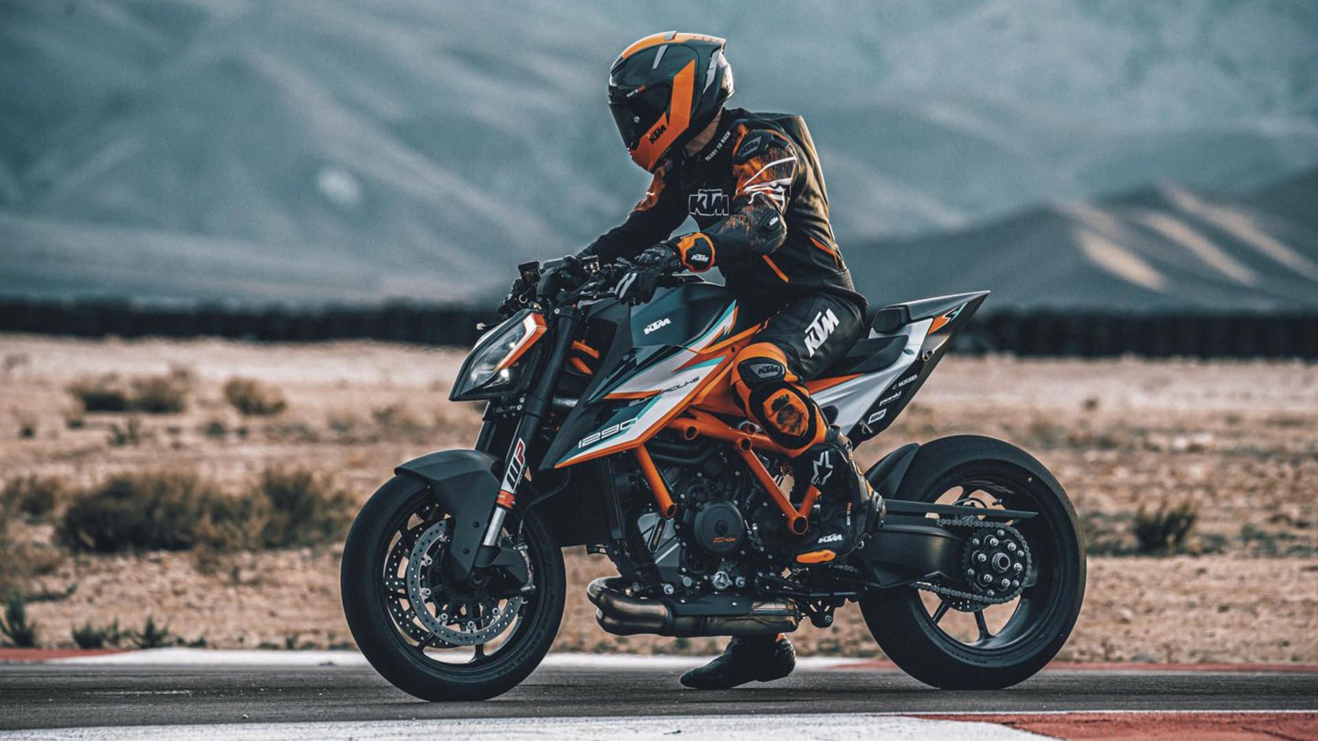 موتورسیکلت کی تی ام 1290 سوپر دیوک آر آر / KTM 1290 Super Duke RR نارنجی رنگ با منظره کوه