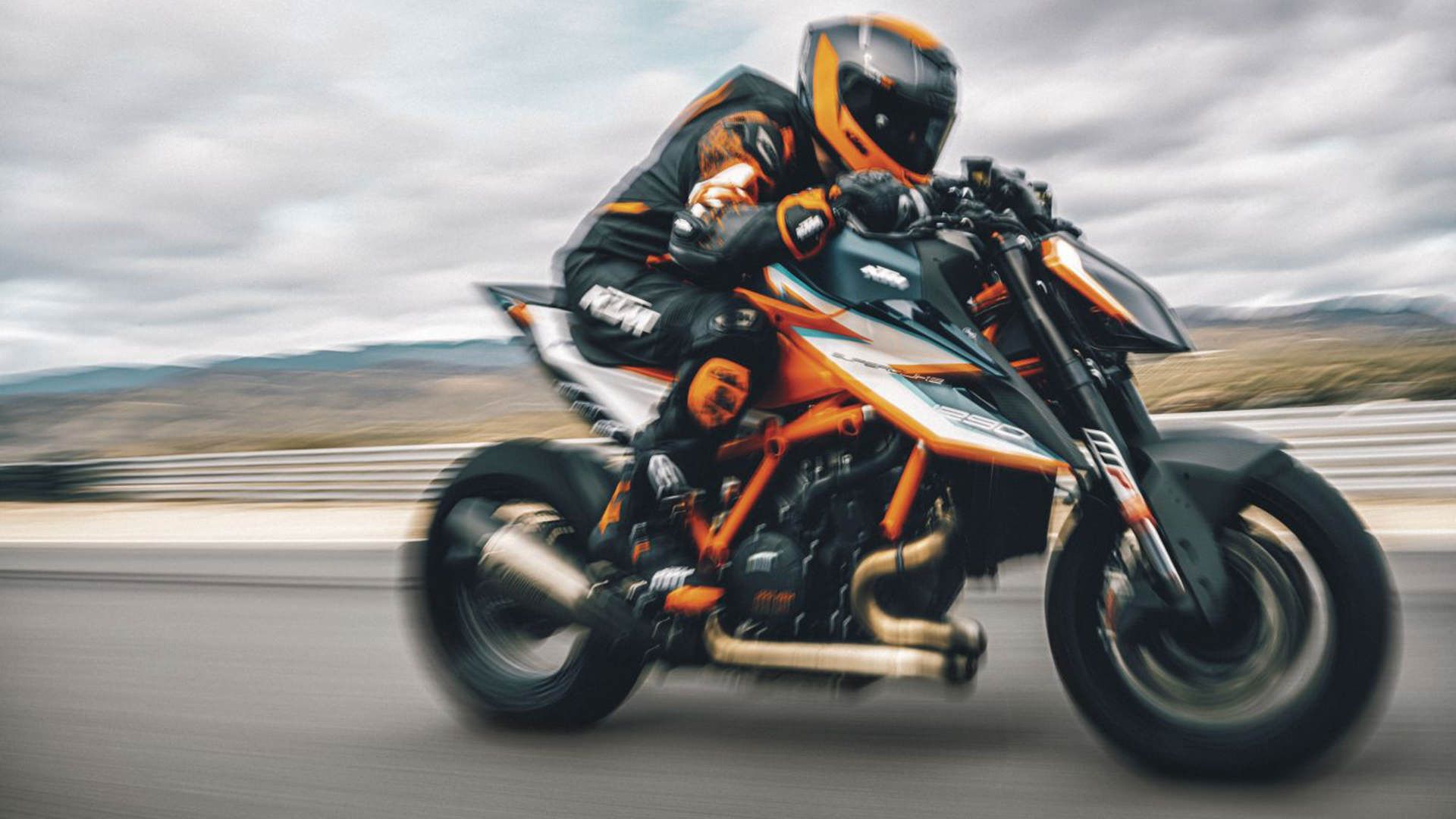 موتورسیکلت کی تی ام 1290 سوپر دیوک آر آر / KTM 1290 Super Duke RR نارنجی رنگ در جاده