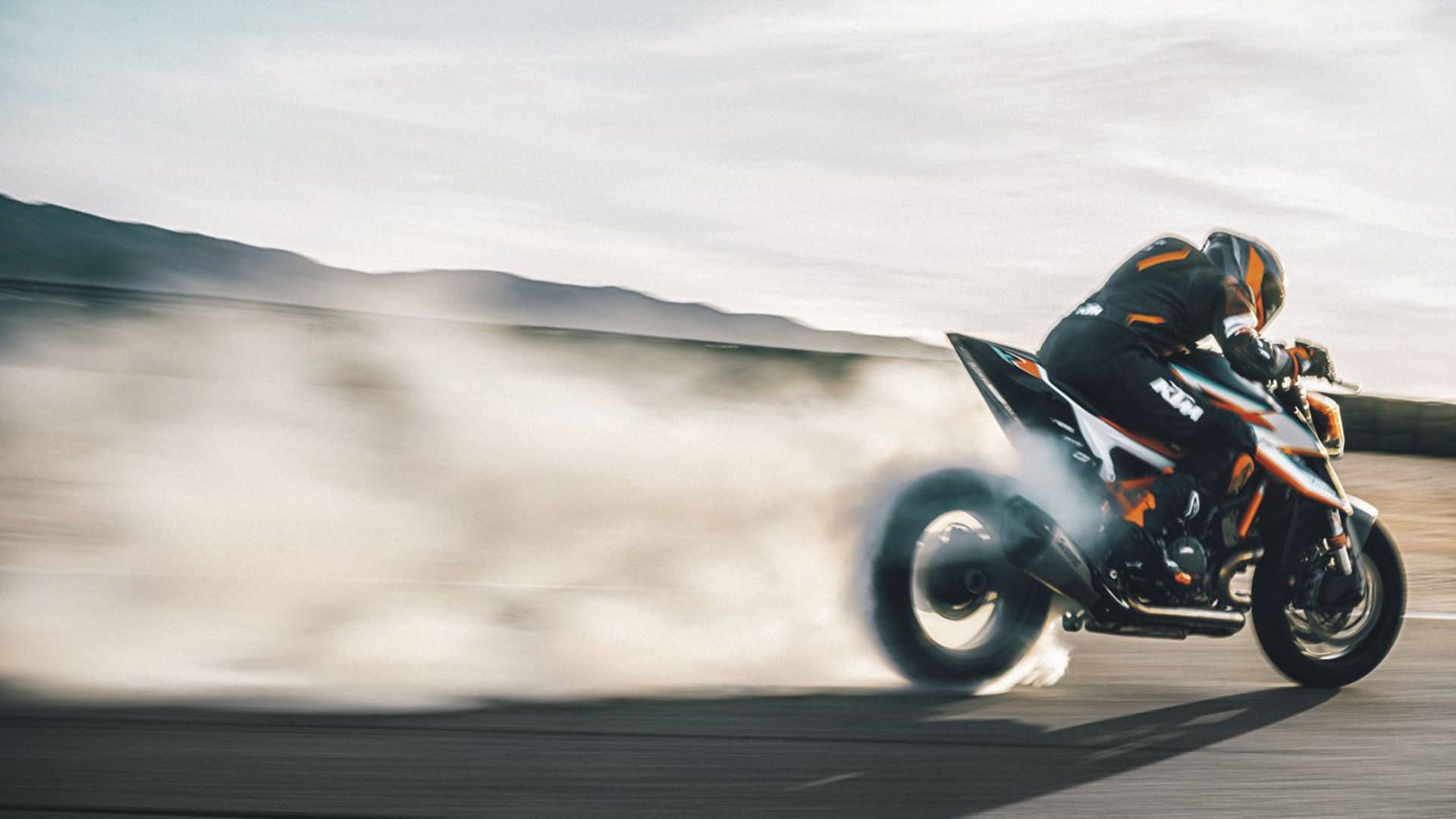 نمای عقب موتورسیکلت کی تی ام 1290 سوپر دیوک آر آر / KTM 1290 Super Duke RR نارنجی رنگ در جاده