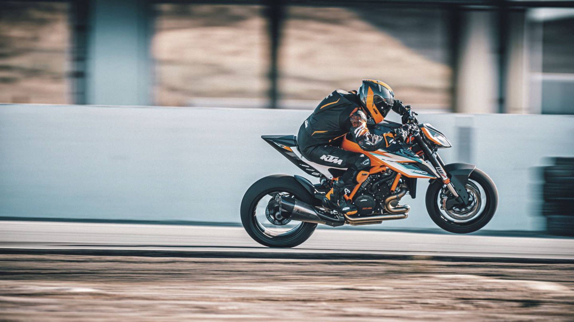 نمای جانبی موتورسیکلت کی تی ام 1290 سوپر دیوک آر آر / KTM 1290 Super Duke RR نارنجی رنگ در پیست 