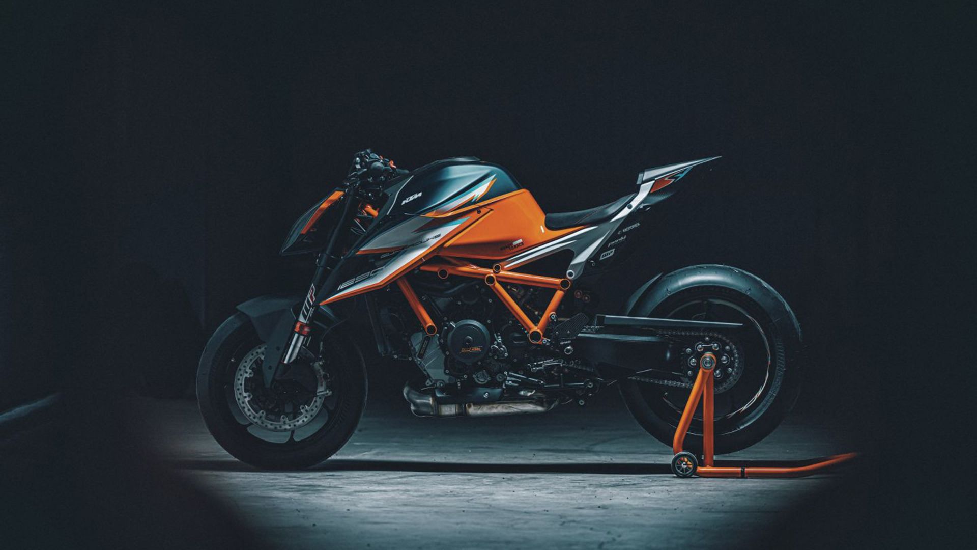 موتورسیکلت کی تی ام 1290 سوپر دیوک آر آر / KTM 1290 Super Duke RR نارنجی رنگ روی استند
