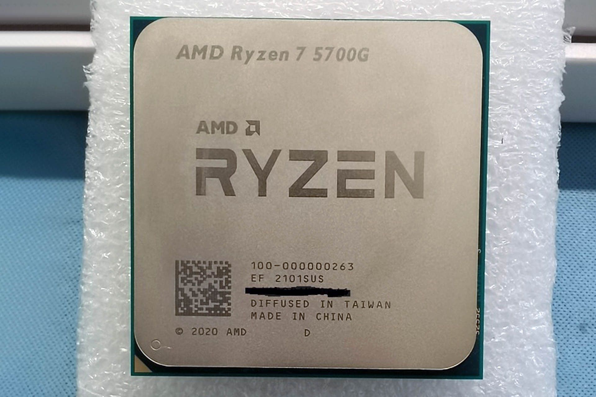 تصویر فاش شده پردازنده AMD Ryzen 7 5700G از نمای جلو در دنیای واقعی