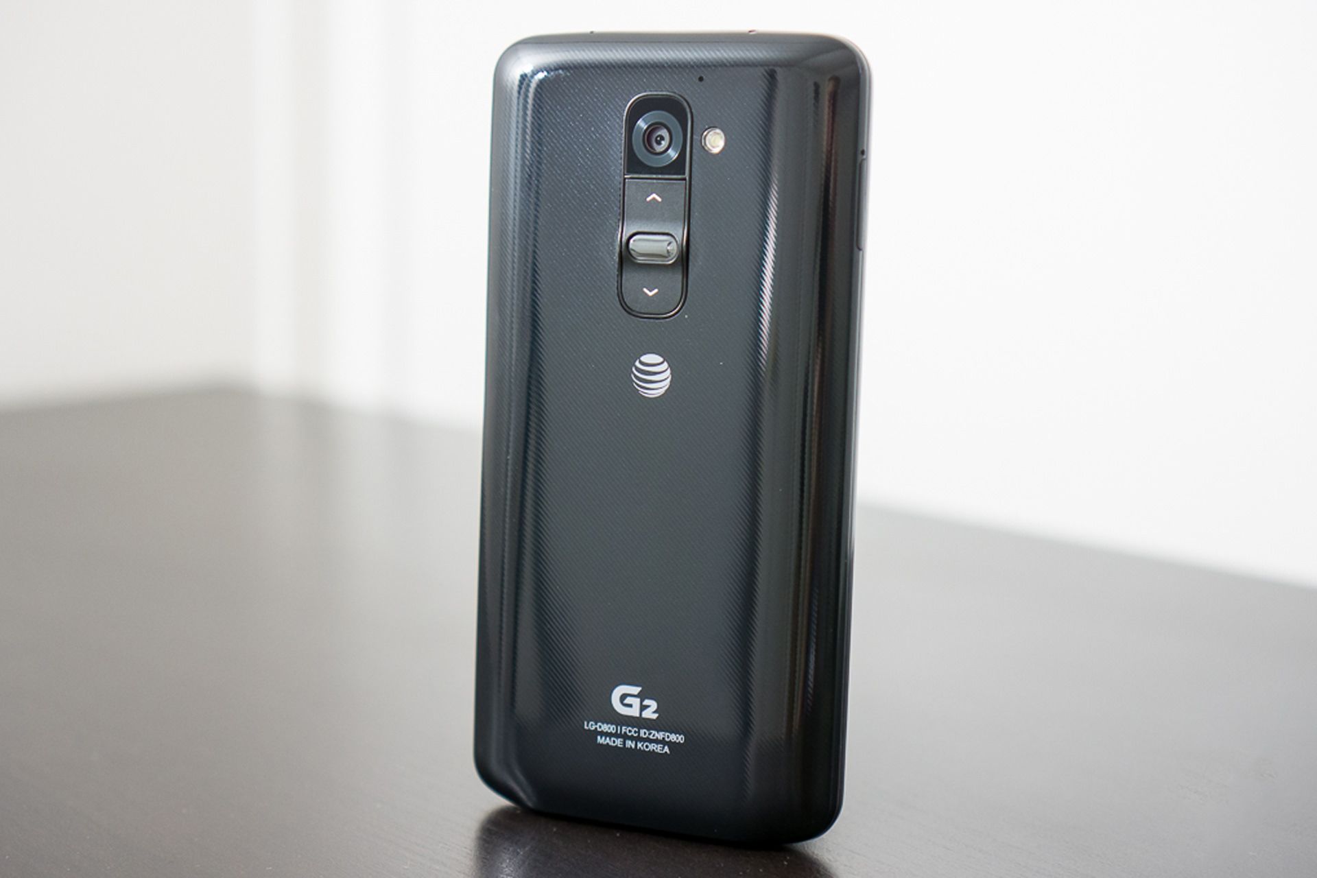گوشی ال جی G2 از نمای پشت مدل مشکی روی میز