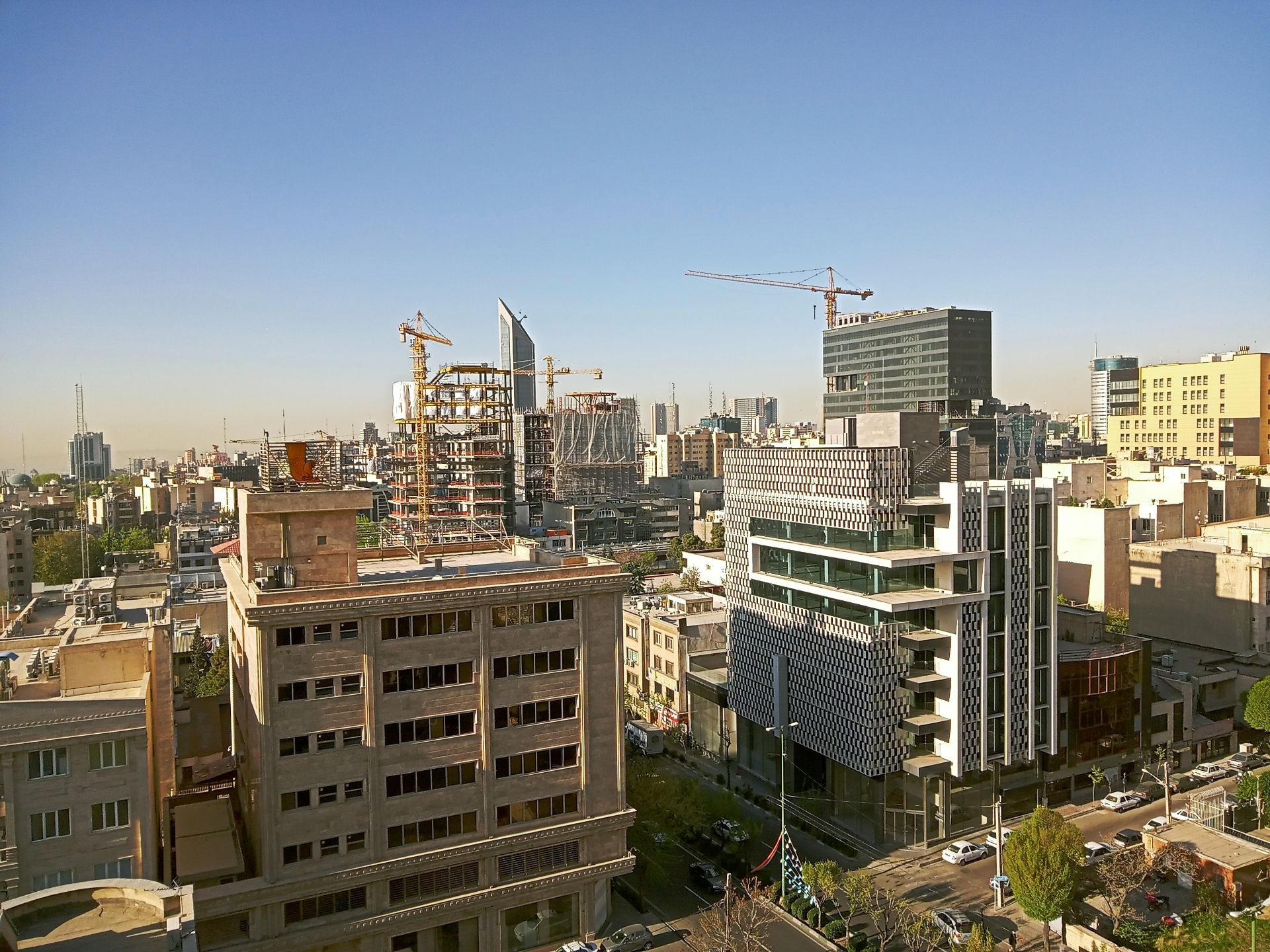 نمونه عکس دوربین اصلی ال جی K51S - نمای خیابان جردن از دفتر زومیت