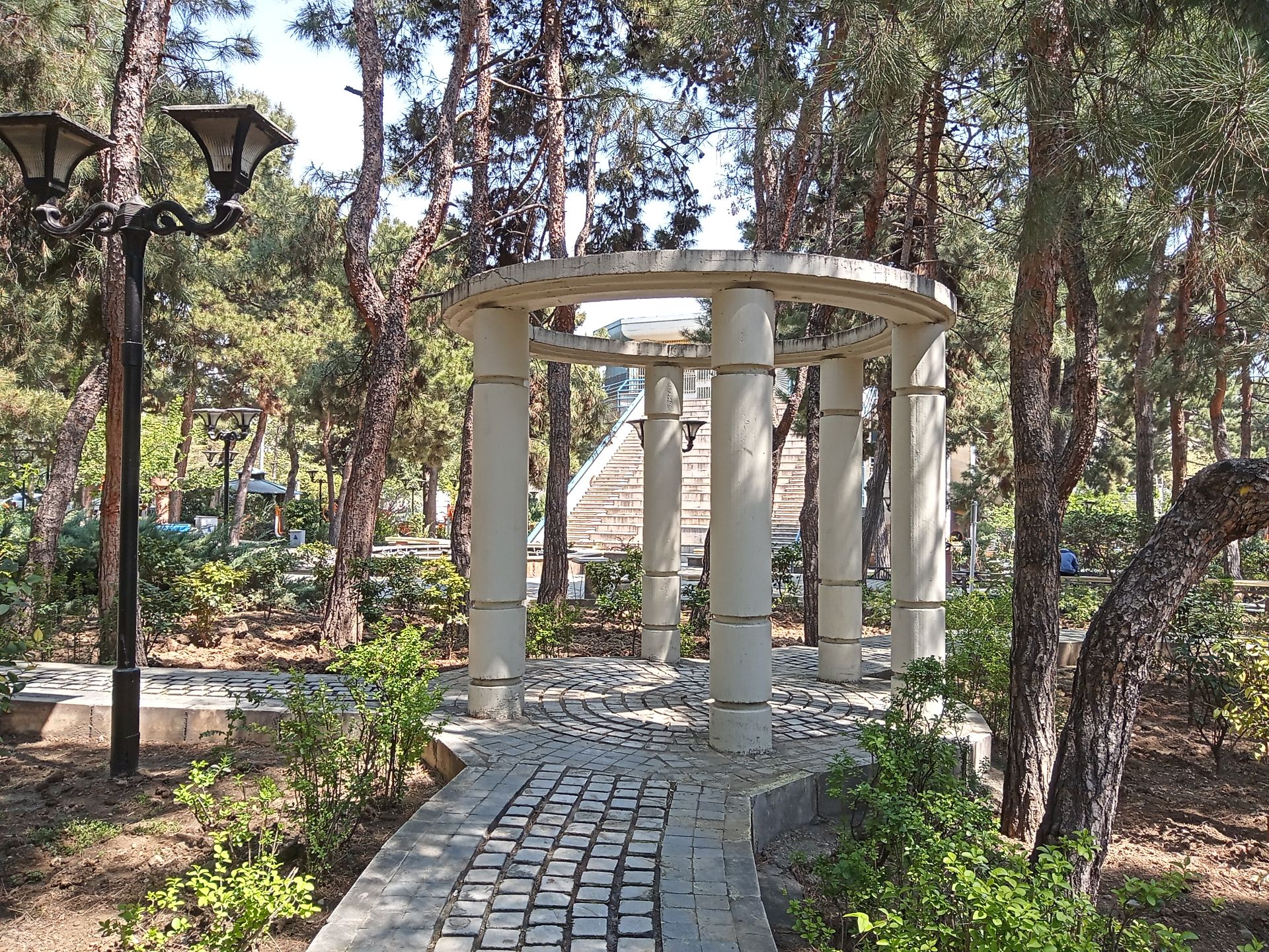 نمونه عکس دوربین اصلی ال جی K51S - پیاده‌رو سنگی در پارک