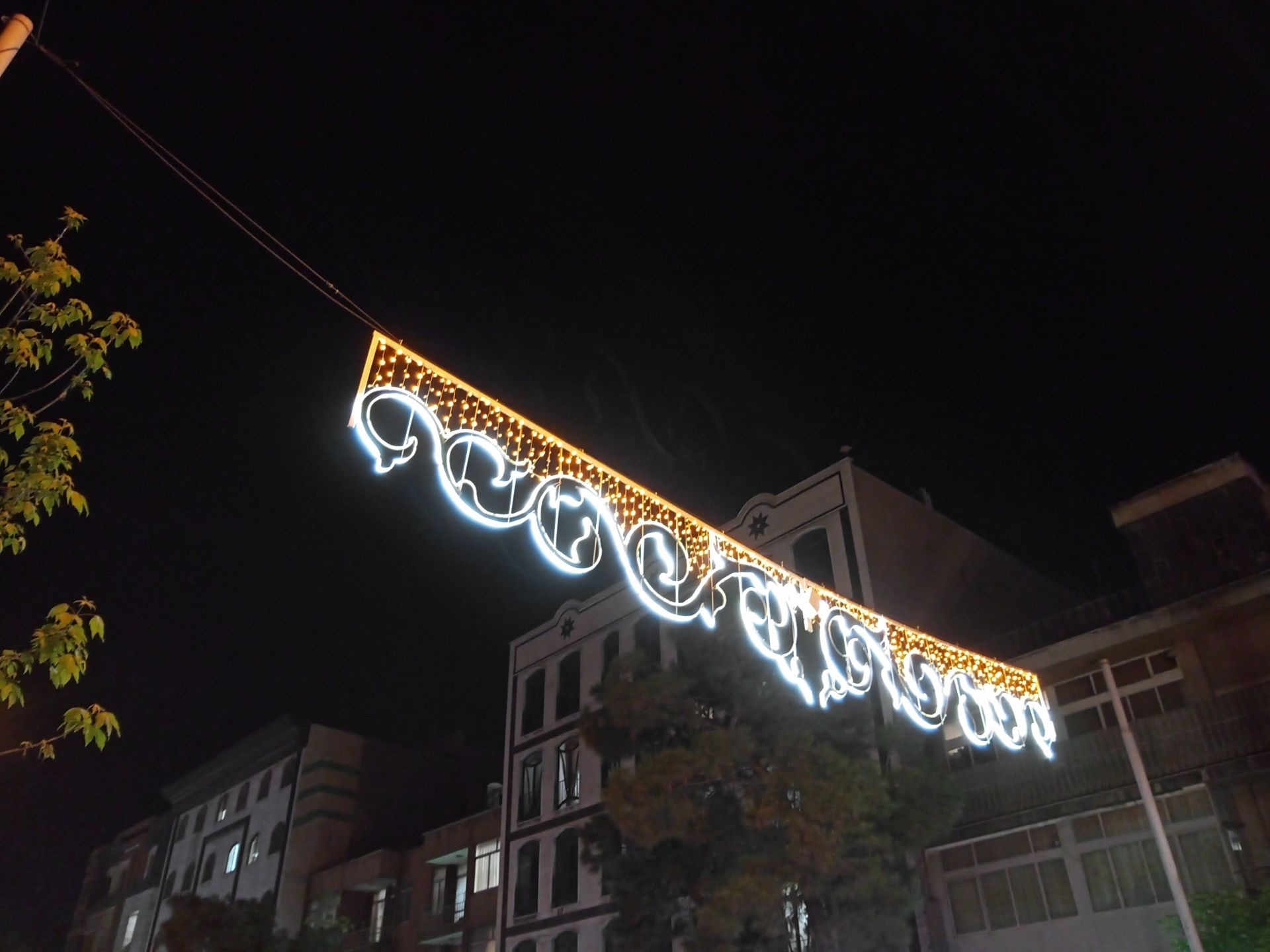 نمونه عکس دوربین اصلی ال جی K51S در شب - چراغانی در شب