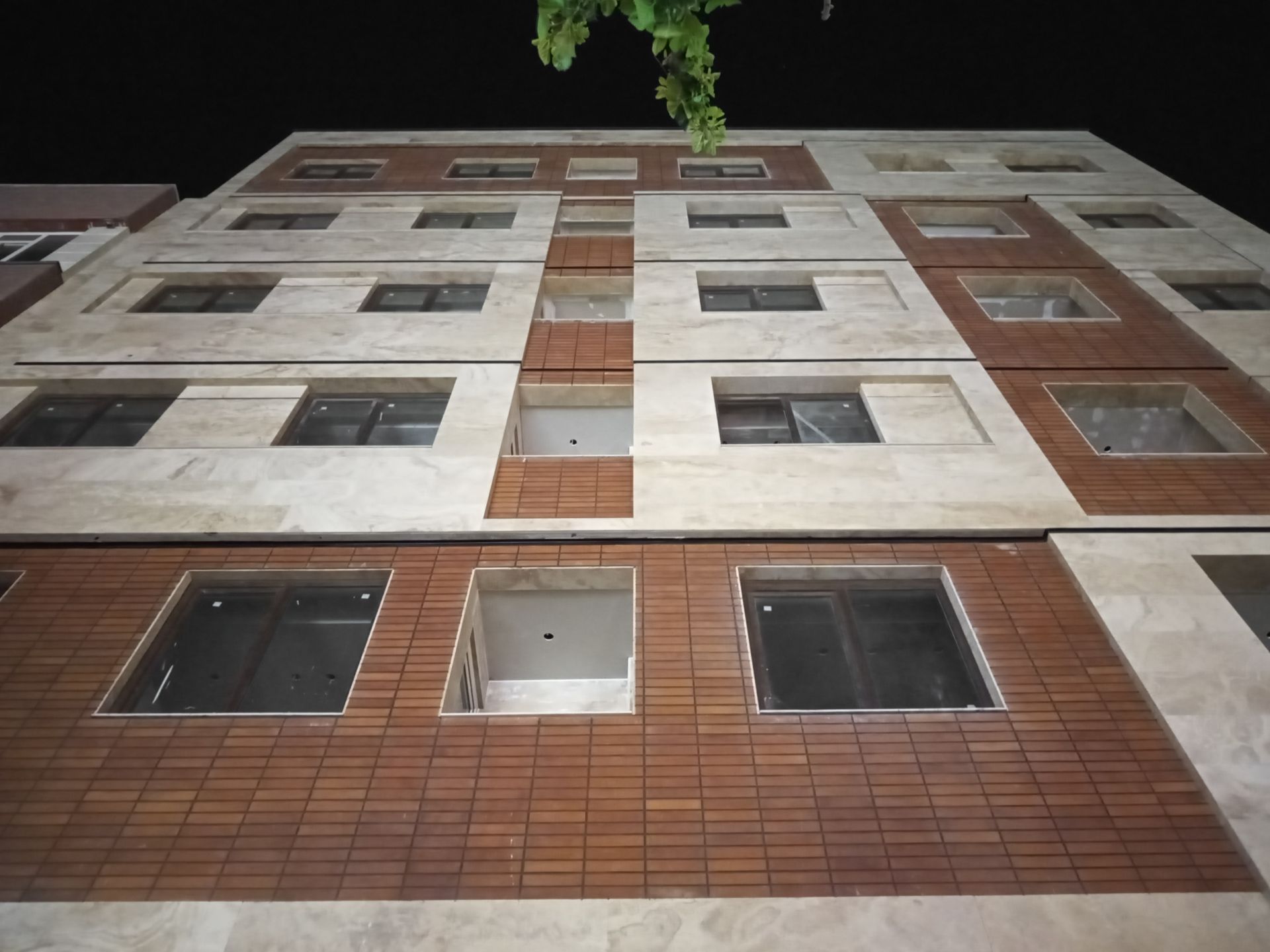 نمونه عکس دوربین اصلی ال جی K51S در شب - نمایی از آپارتمان