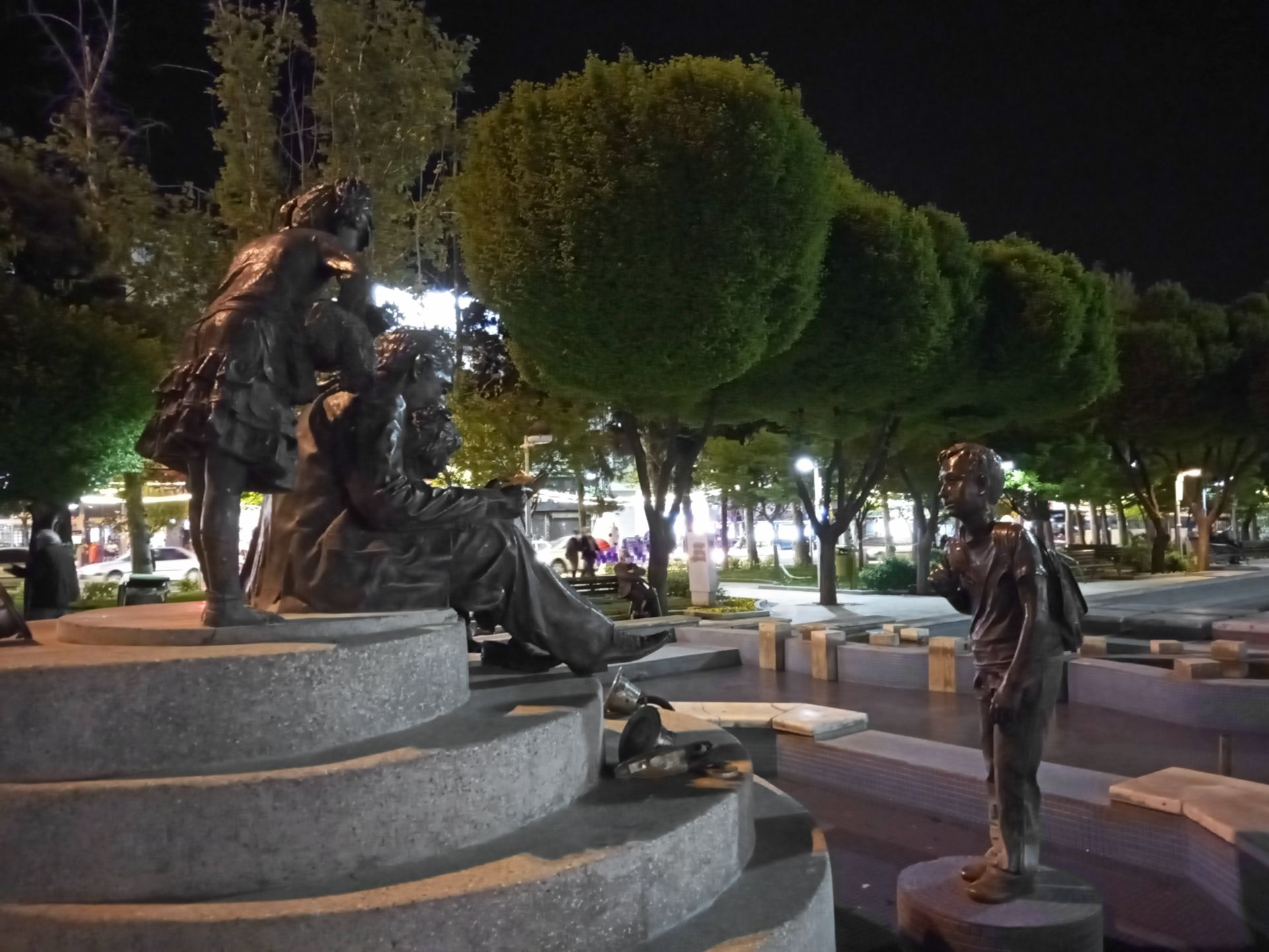 نمونه عکس دوربین اصلی ال جی K51S در شب - مجسمه در پارک