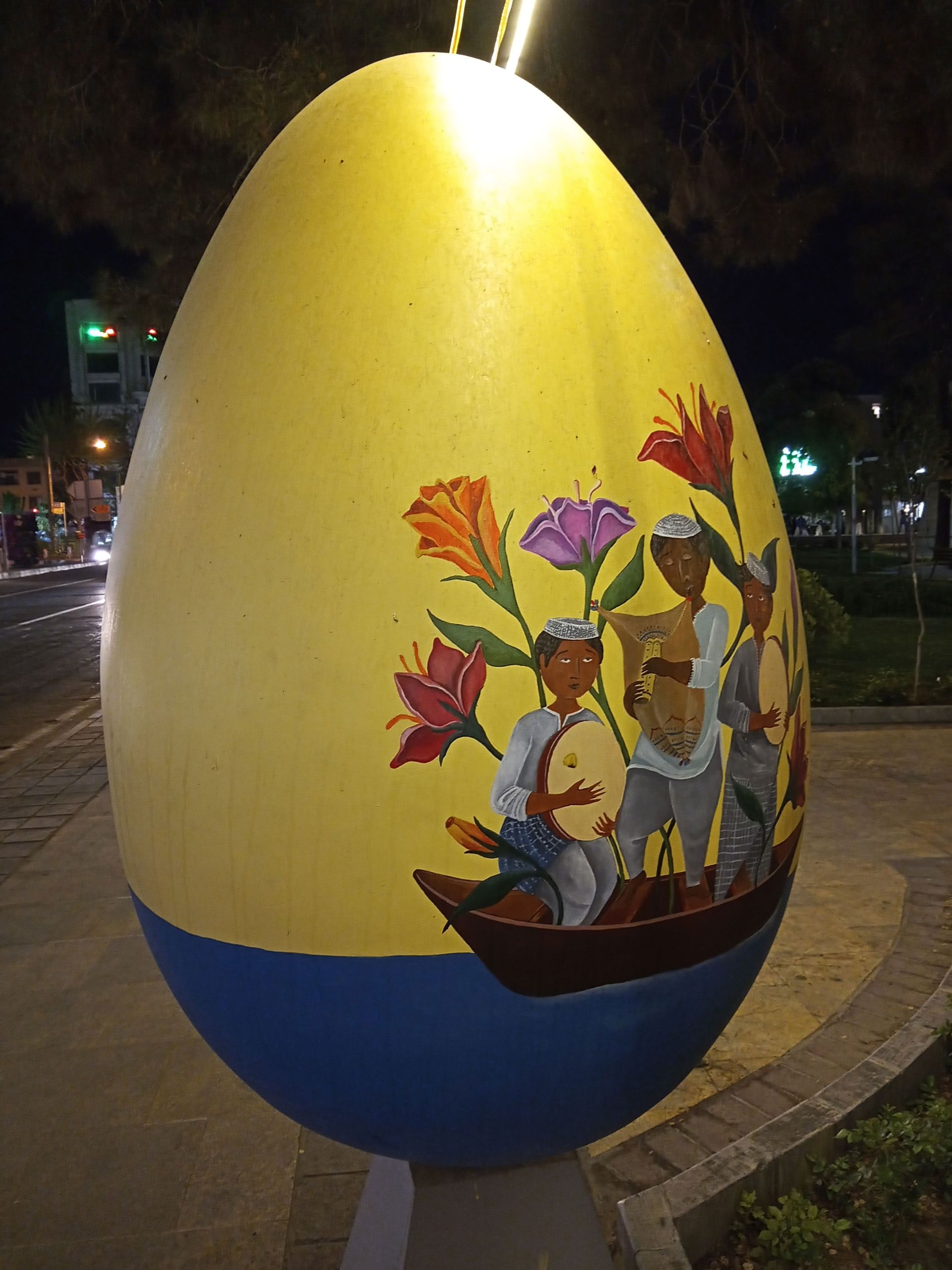 نمونه عکس دوربین اصلی ال جی K51S در شب - تخم مرغ غول پیکر