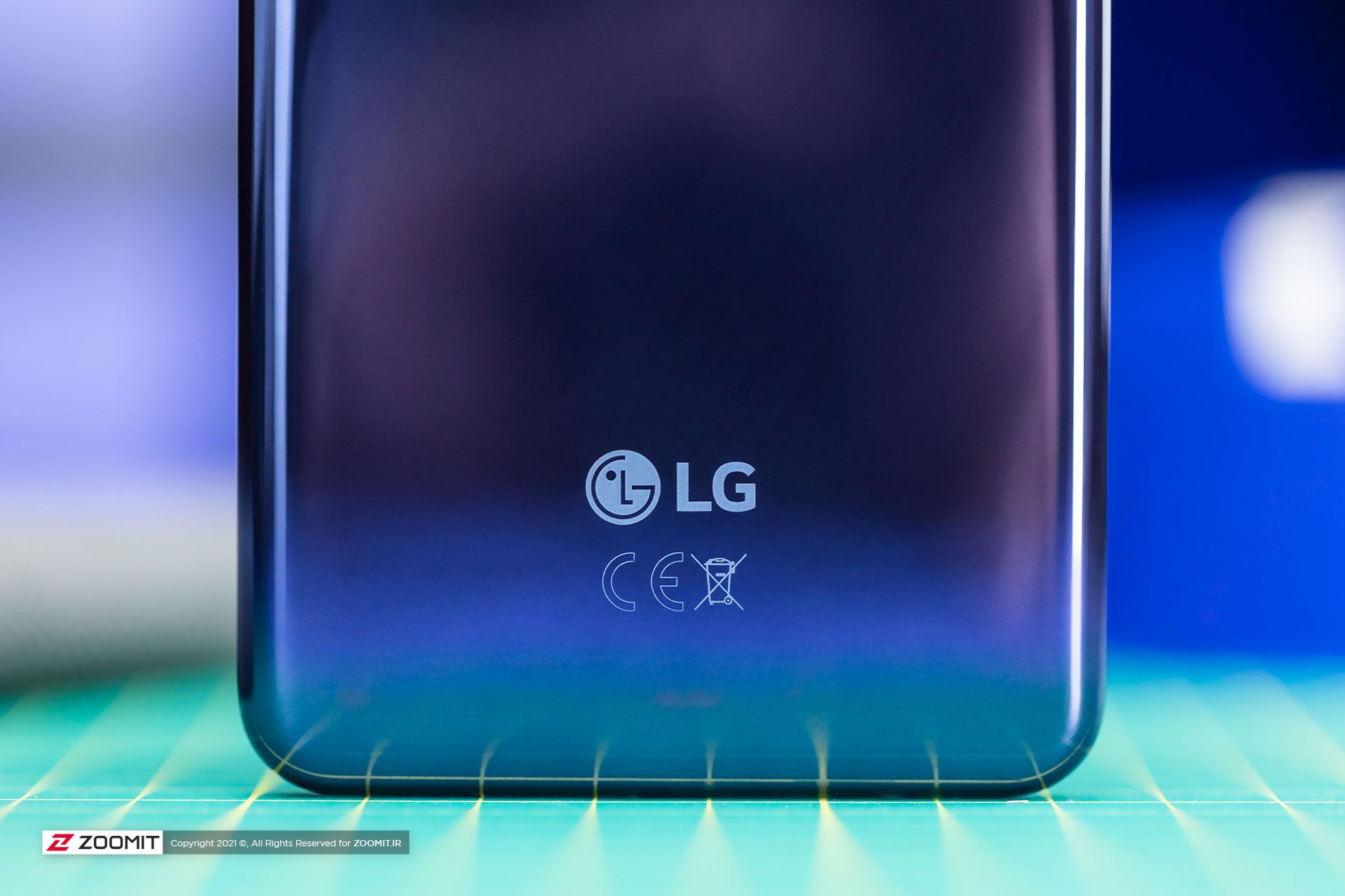 بررسی ال جی K51S پشت گوشی لوگوی الجی