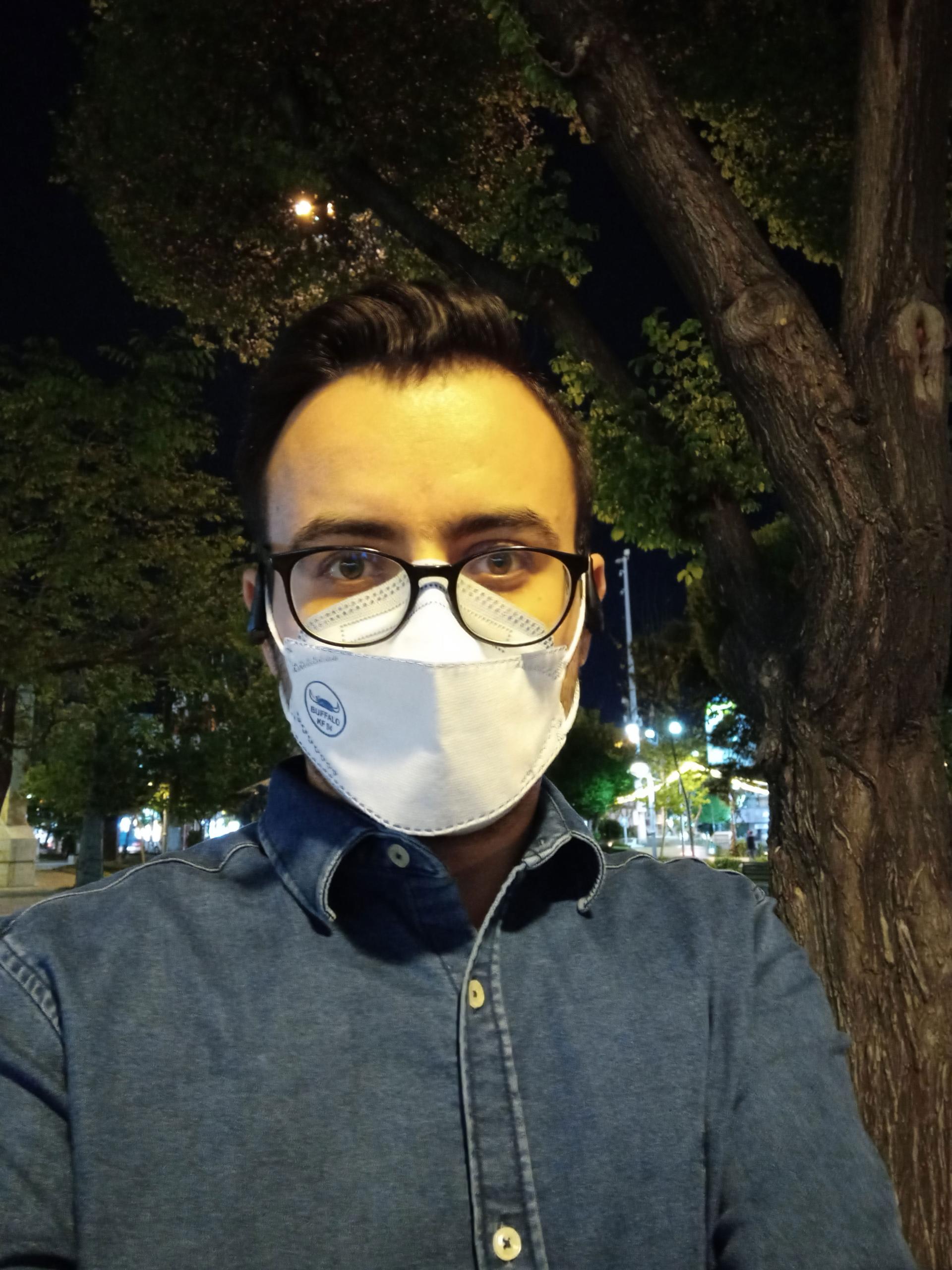 نمونه عکس دوربین سلفی ال جی K51S - مهرداد عیسی لو در شب
