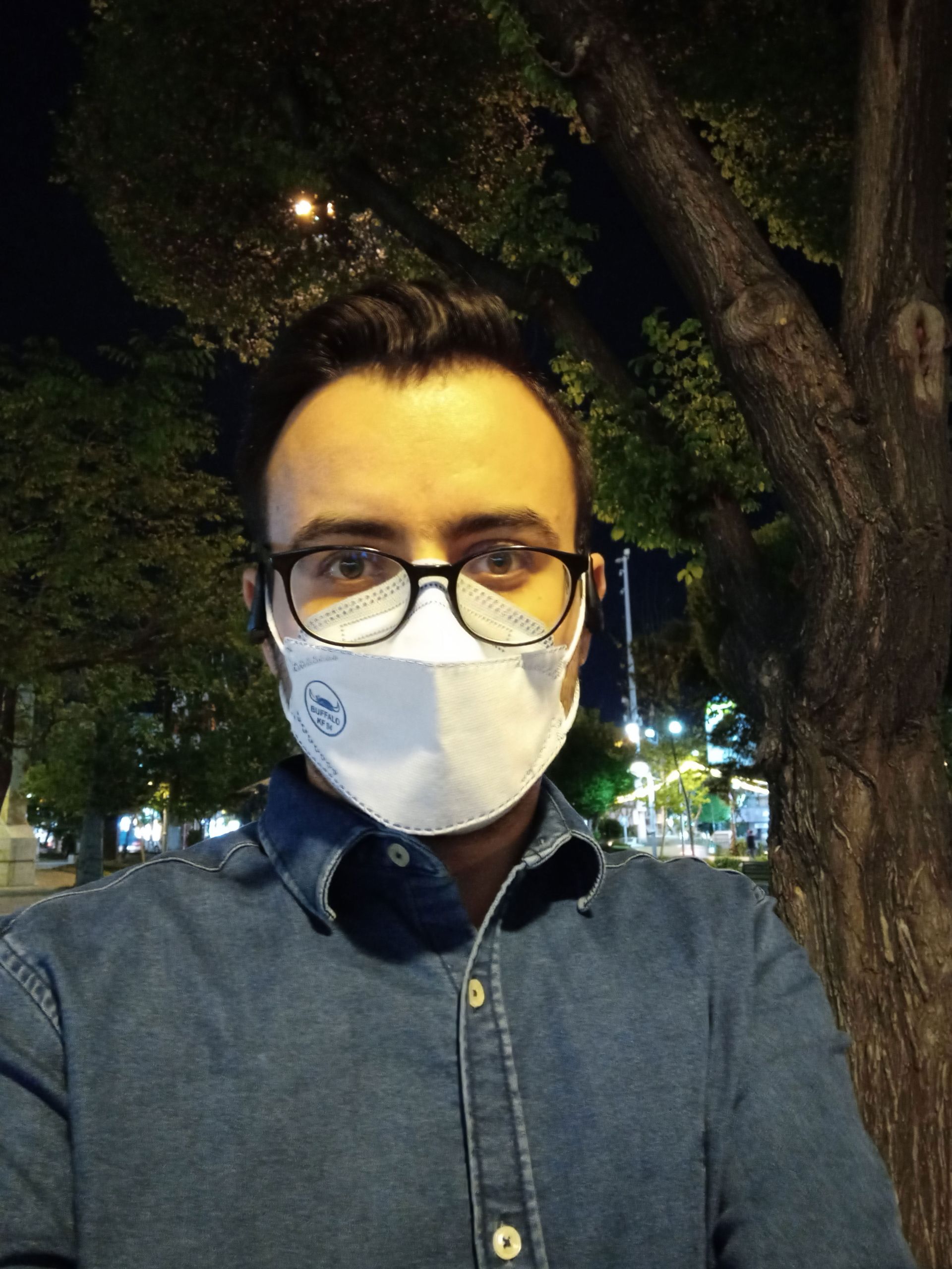 نمونه عکس دوربین سلفی ال جی K51S - مهرداد عیسی لو در شب