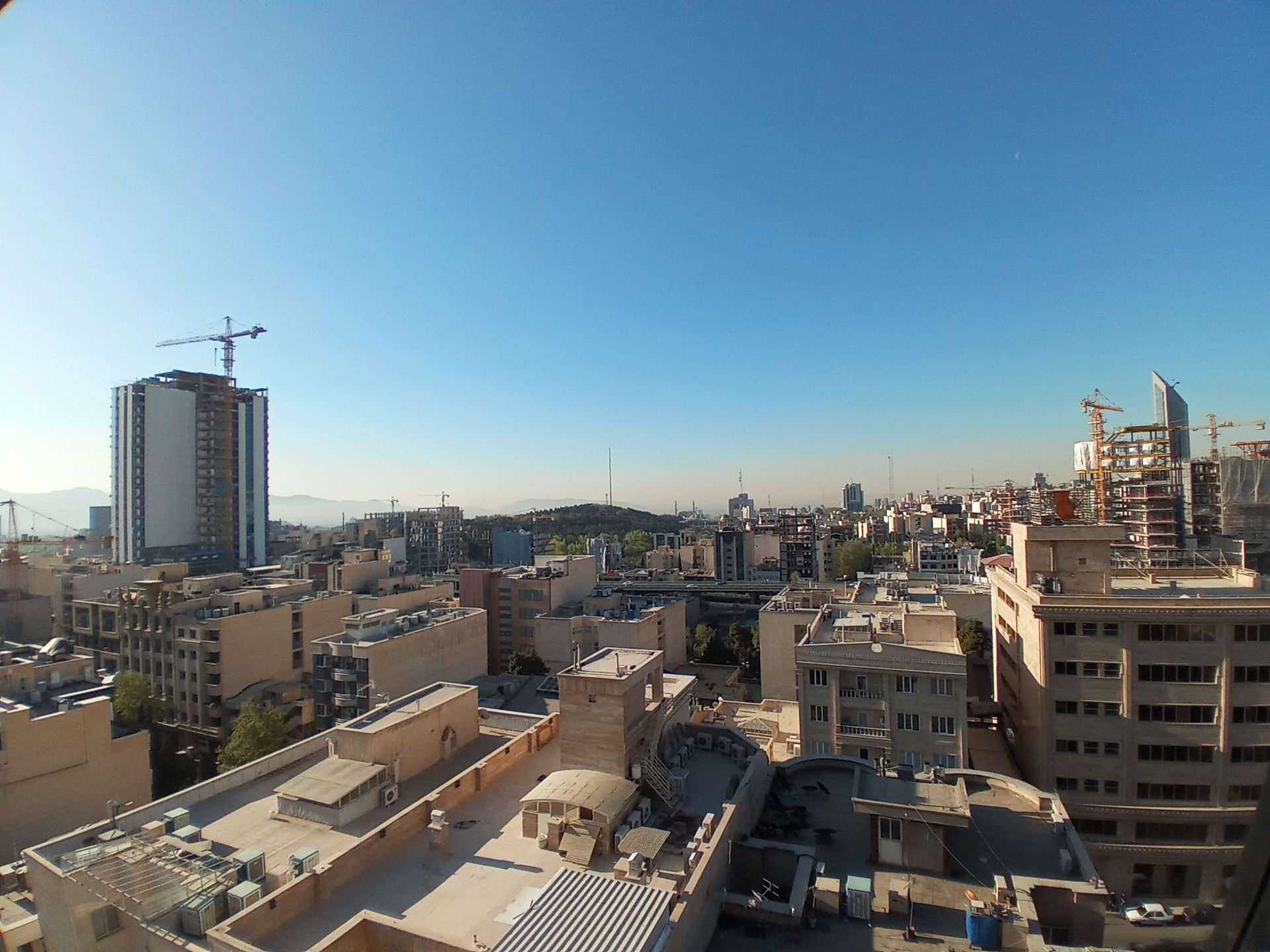 نمونه عکس دوربین اولتراواید ال جی K51S - نمای تهران از دفتر زومیت