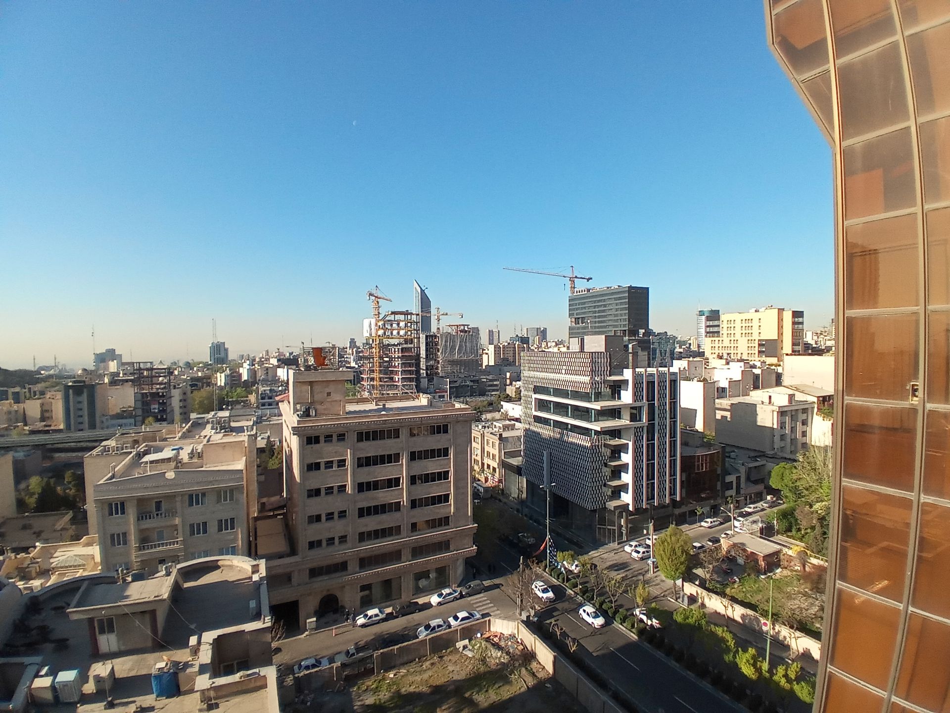 نمونه عکس دوربین اولتراواید ال جی K51S - نمای خیابان جردن از دفتر زومیت