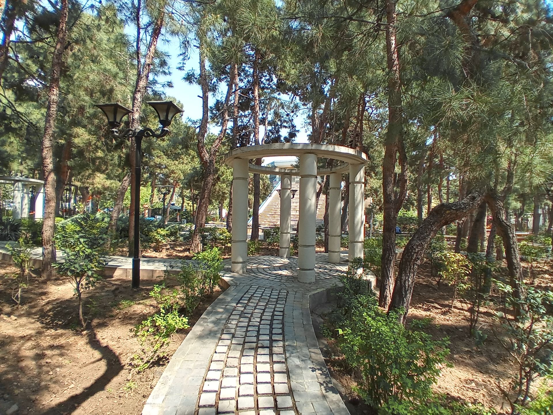 نمونه عکس دوربین اولتراواید ال جی K51S - پیاده‌روی سنگی در پارک