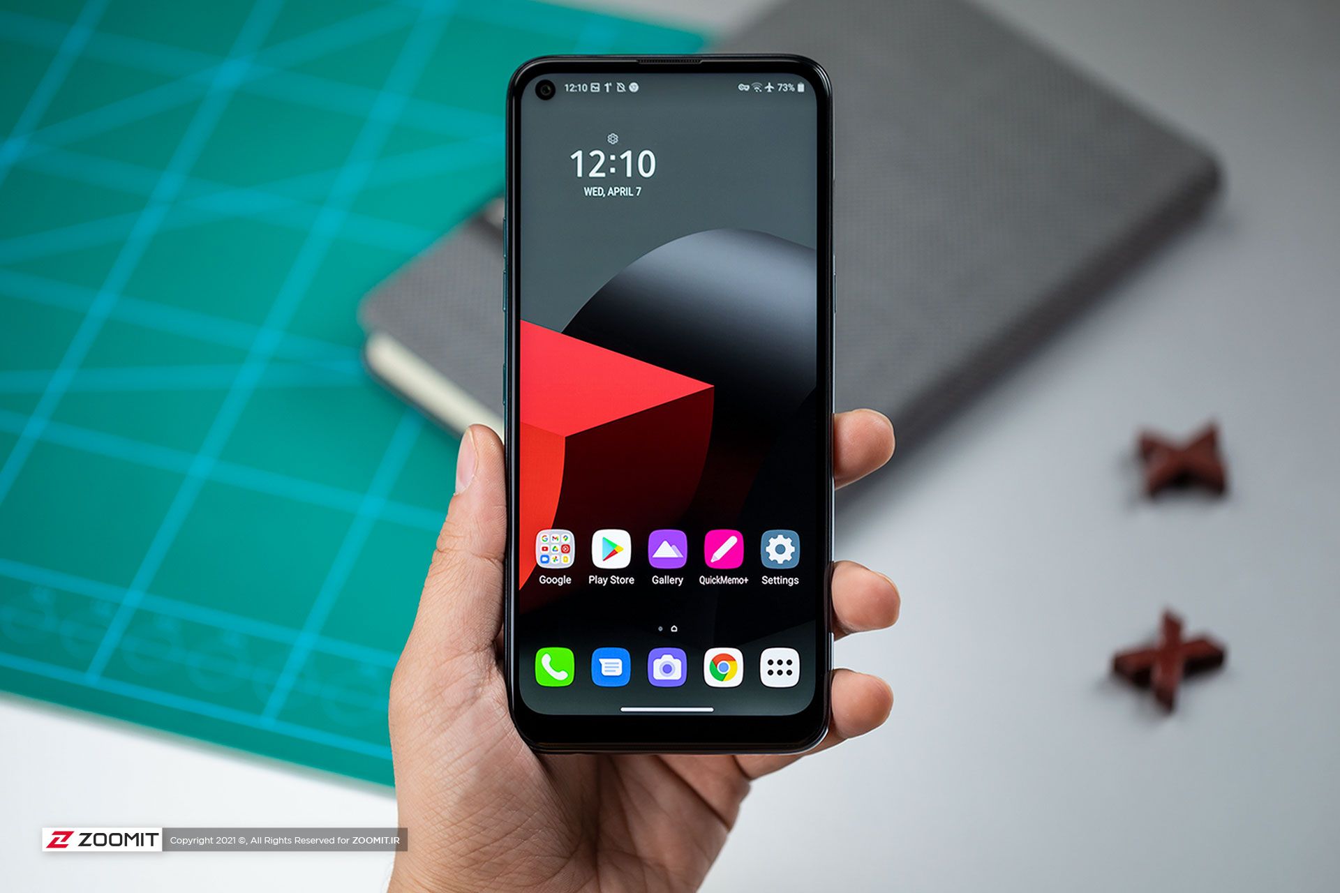 گوشی ال جی K61 در دست