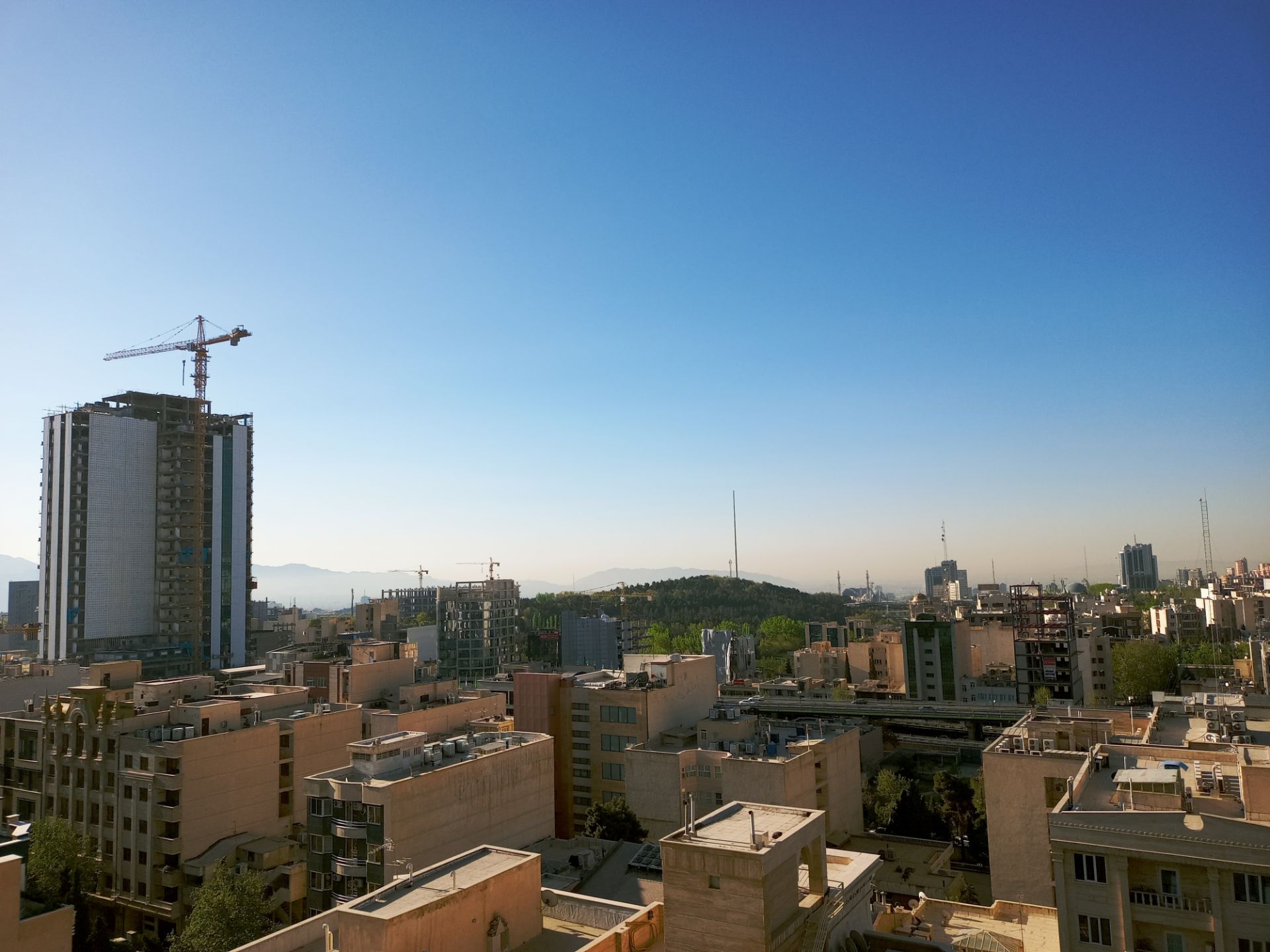 عکس نمونه دوربین اصلی ال جی K61 در نور مناسب - نمایی از ساختمان های خیابان جردن از دفتر کار زومیت