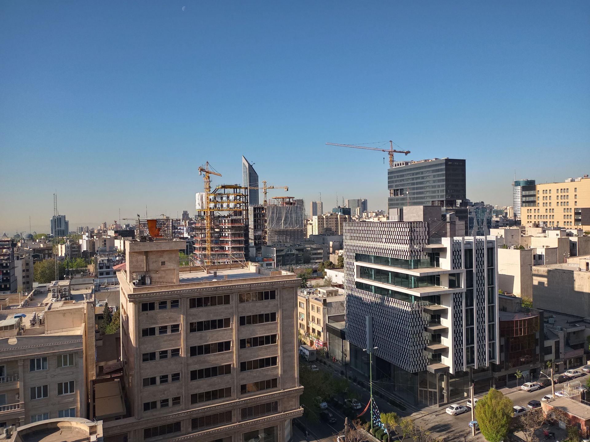 عکس نمونه دوربین اصلی ال جی K61 در نور مناسب - نمایی از خیابان جردن - دفتر کار زومیت