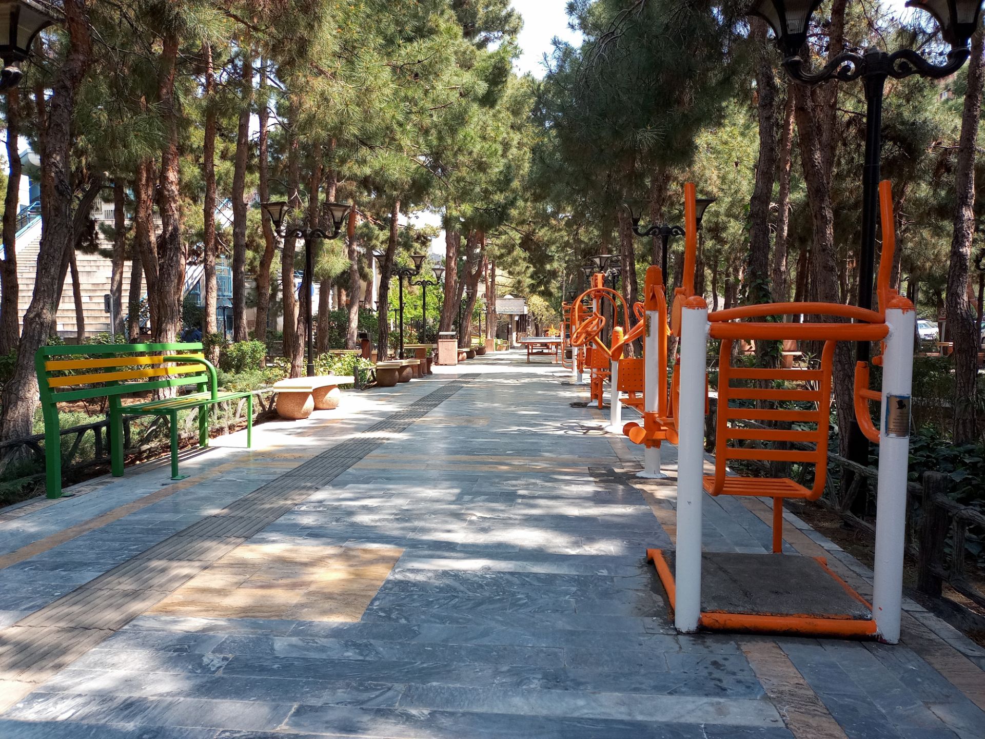 عکس نمونه دوربین اصلی ال جی K61 در نور مناسب - ابزارهای ورزش پارک صبا جردن