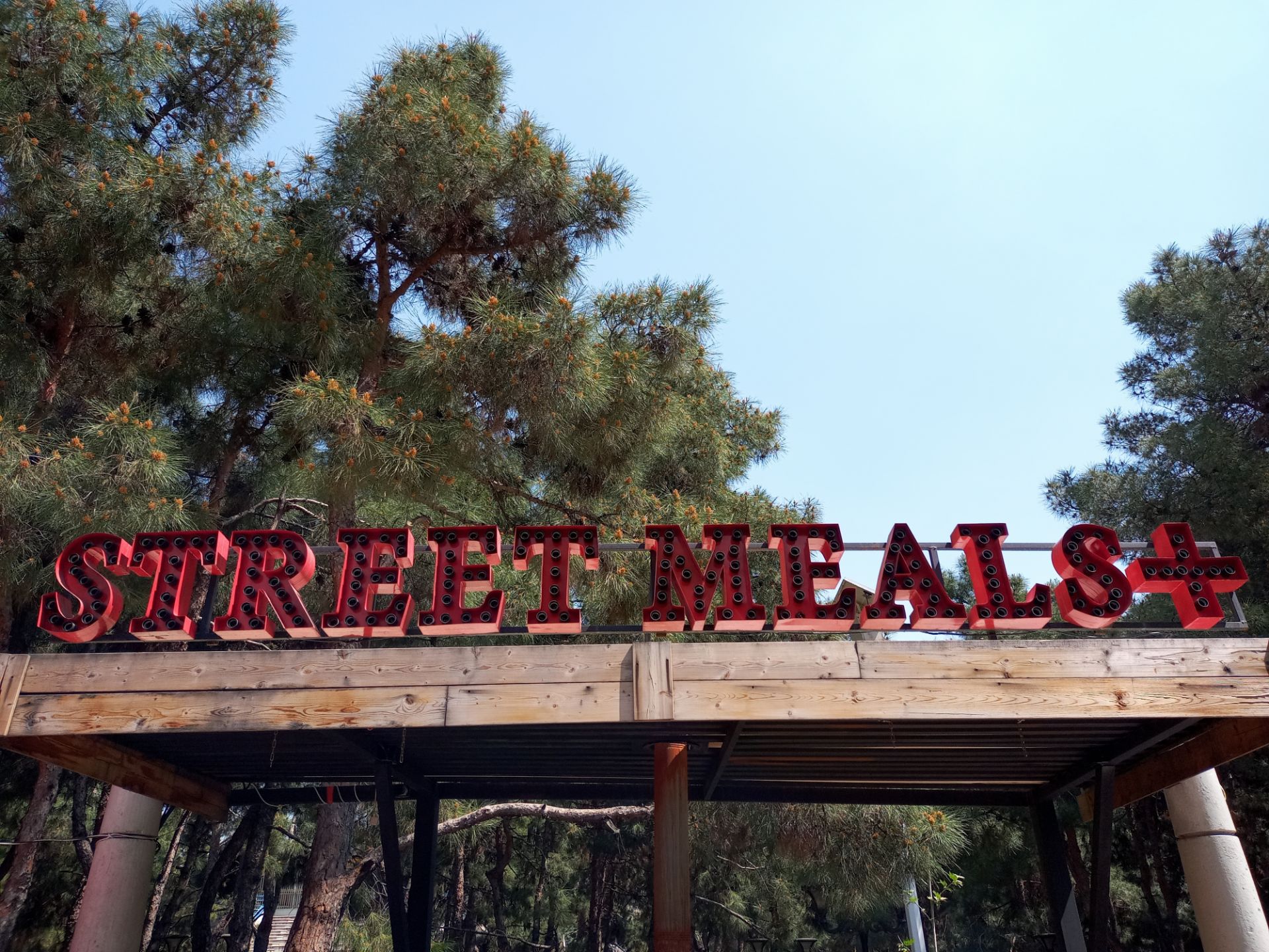 عکس نمونه دوربین اصلی ال جی K61 در نور مناسب - بوفه غذای سیار پارک صبا جردن