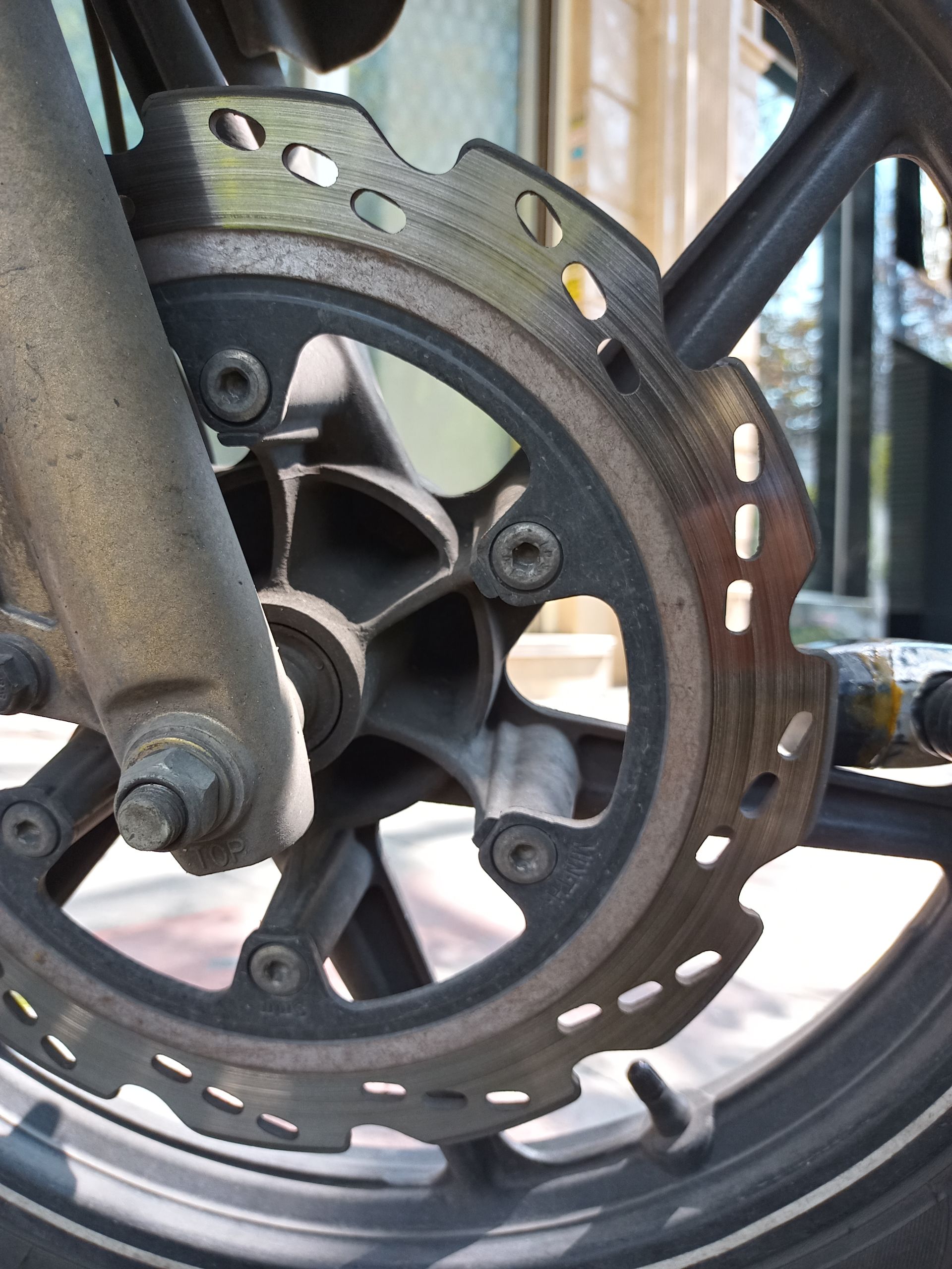 عکس نمونه دوربین اصلی ال جی K61 در نور مناسب - ترمز دیسکی یک موتورسیکلت