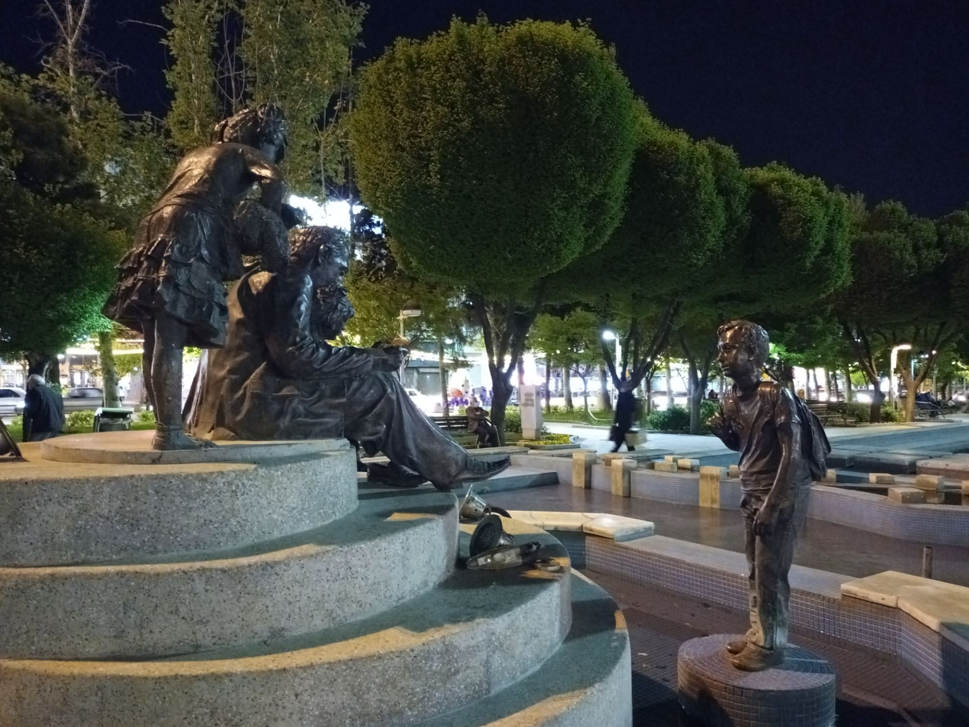 عکس نمونه دوربین اصلی ال جی K61 در نور کم - مجسمه ای در میدان هفت حوض