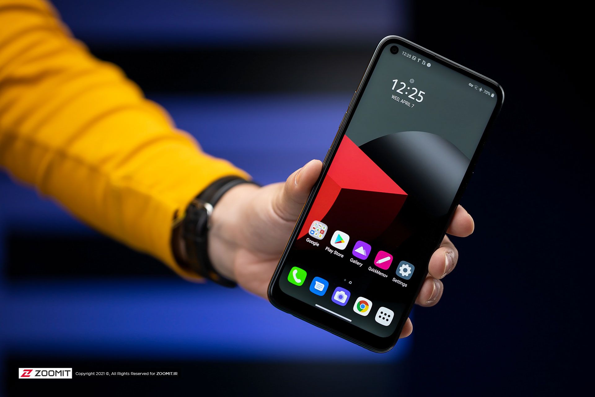 گوشی ال جی K61 در دست و نمای جلوی آن