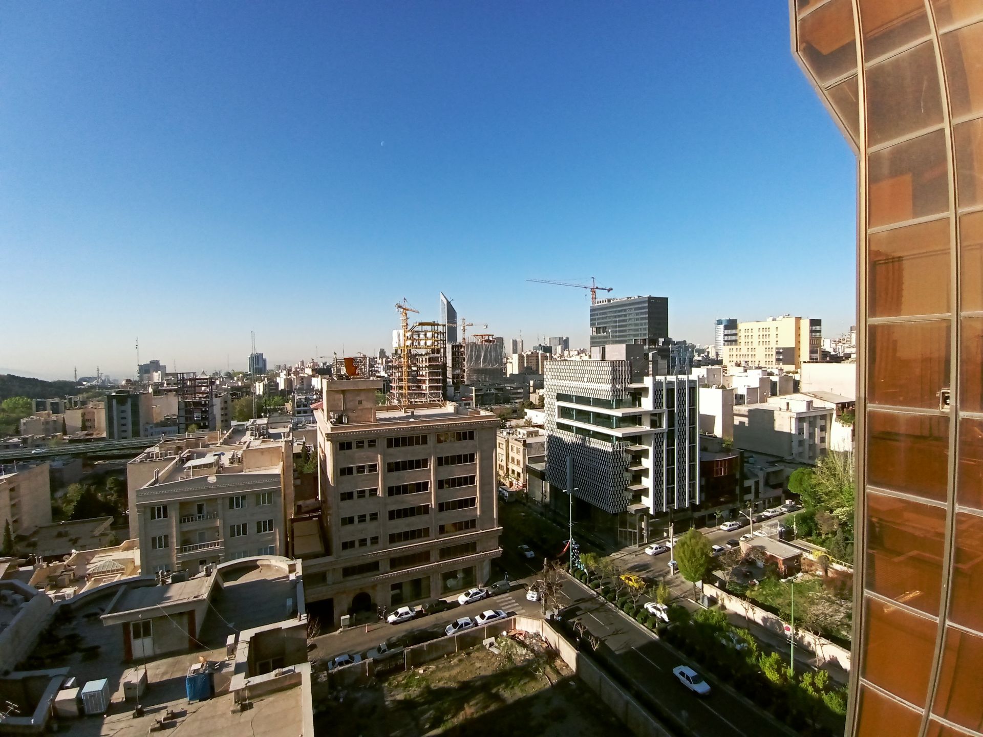 عکس نمونه دوربین اولترواید ال جی K61 در نور مناسب - خیابان جردن تهران