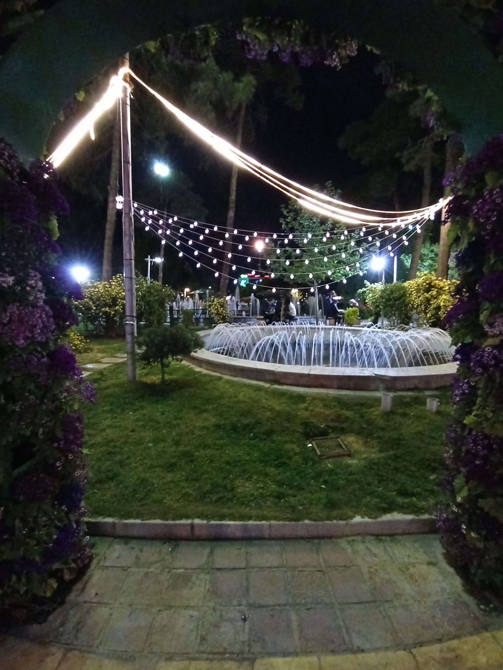 عکس نمونه دوربین اولترواید ال جی K61 در نور کم - نمایی از ورودی میدان هفت حوض