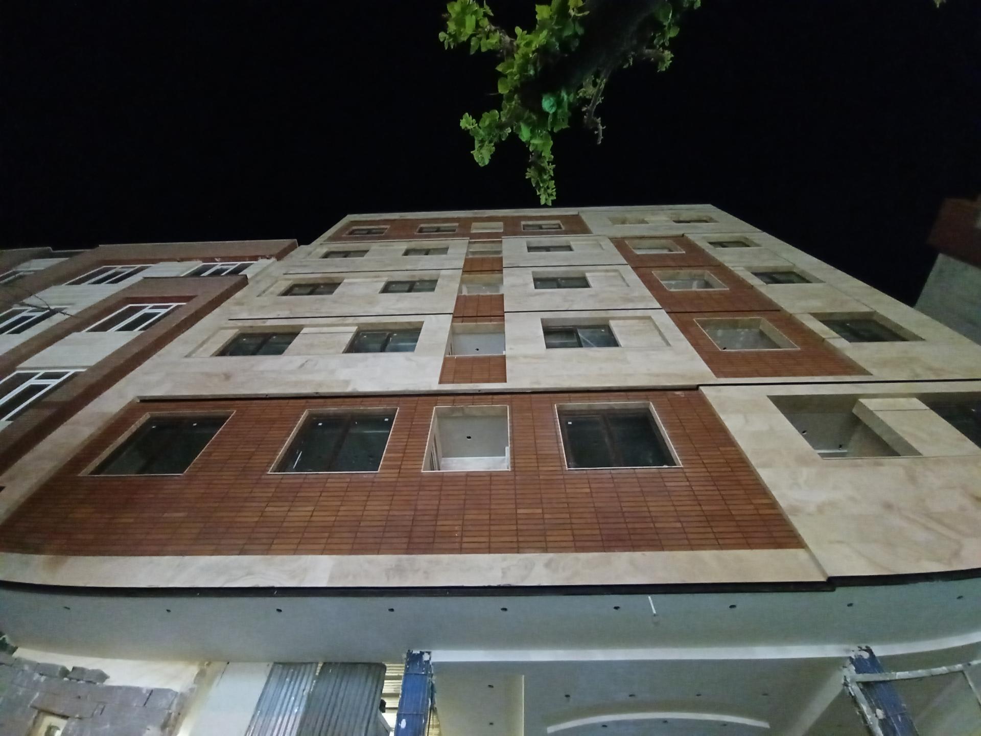 عکس نمونه دوربین اولترواید ال جی K61 در نور کم - نمای فوق عریض از ساختمانی در خیابان گلبرگ